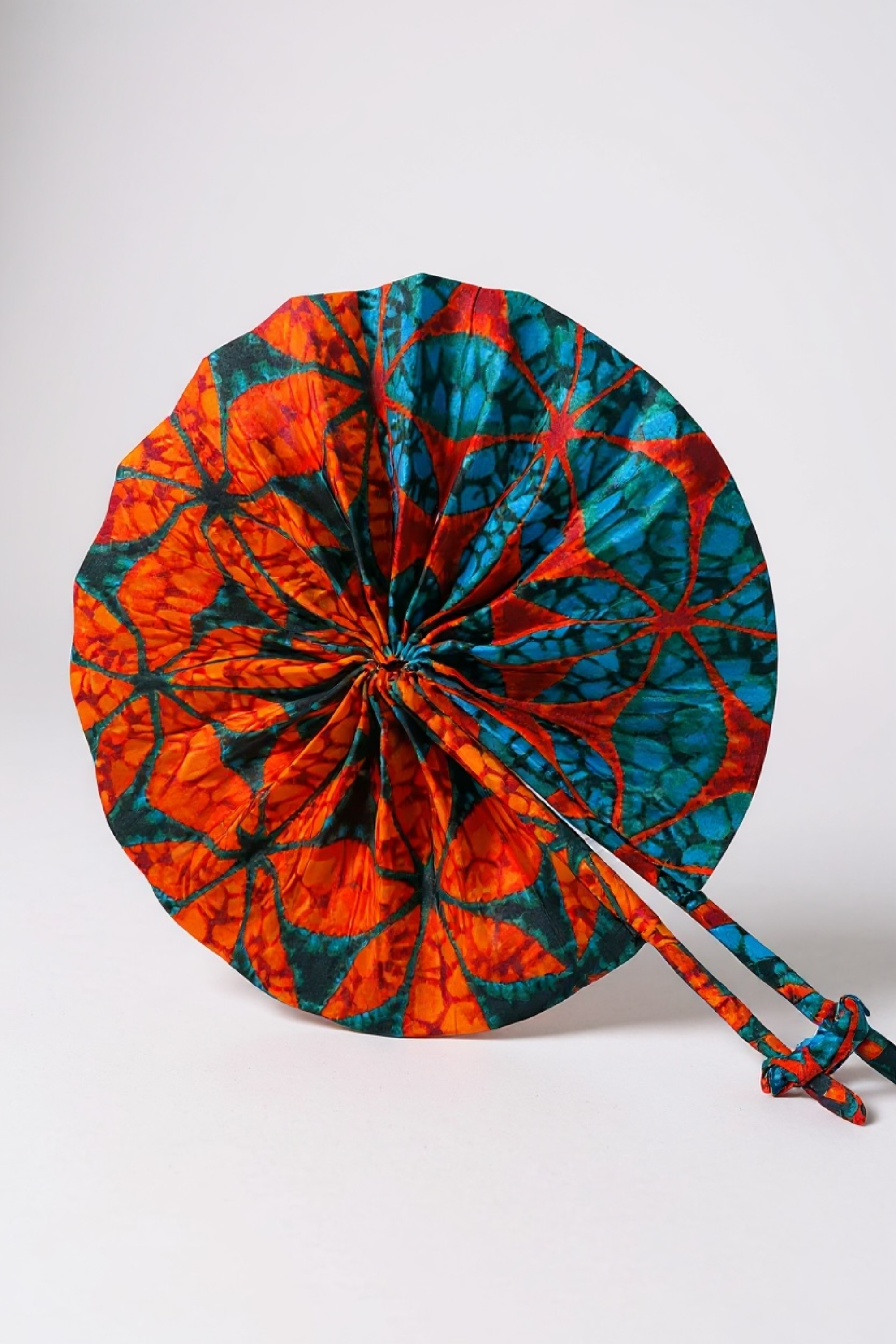 Éventail KAYA en wax africain – Orange & vert, accessoire artisanal pliable