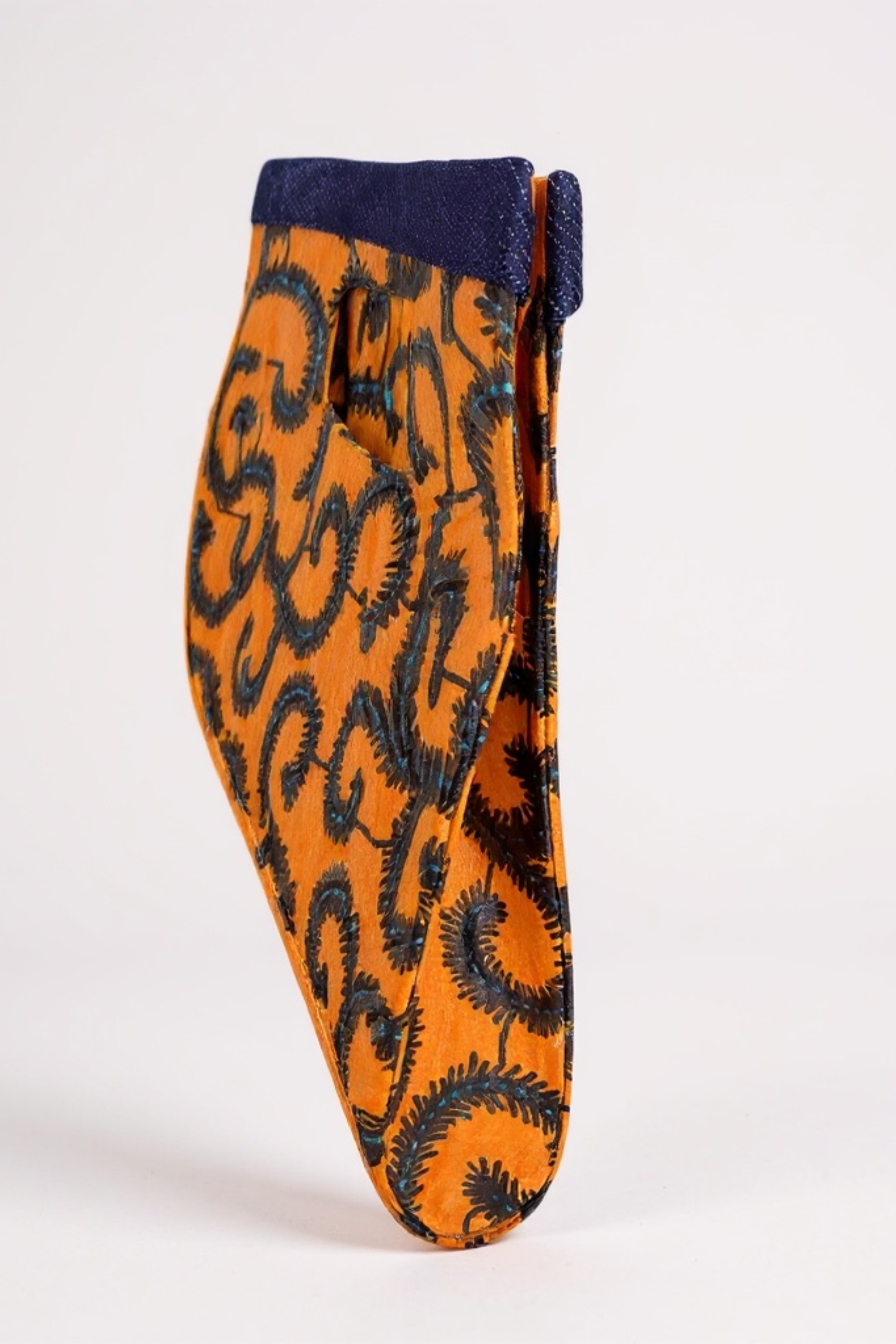 Pochette DITA en wax africain orange, accessoire artisanal élégant Makomie.