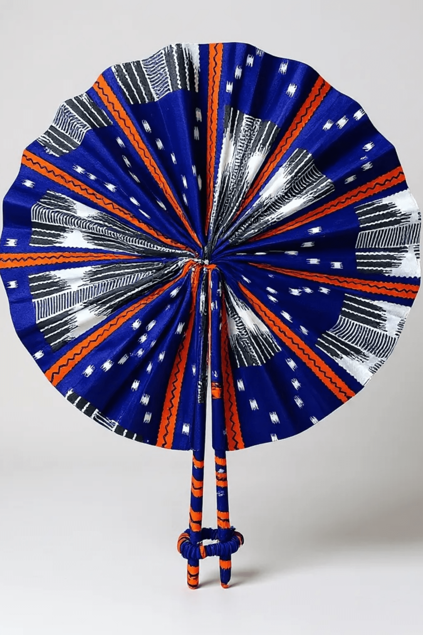Éventail ZURI en wax africain – Bleu, orange & blanc | Accessoire artisanal pliable - makomie