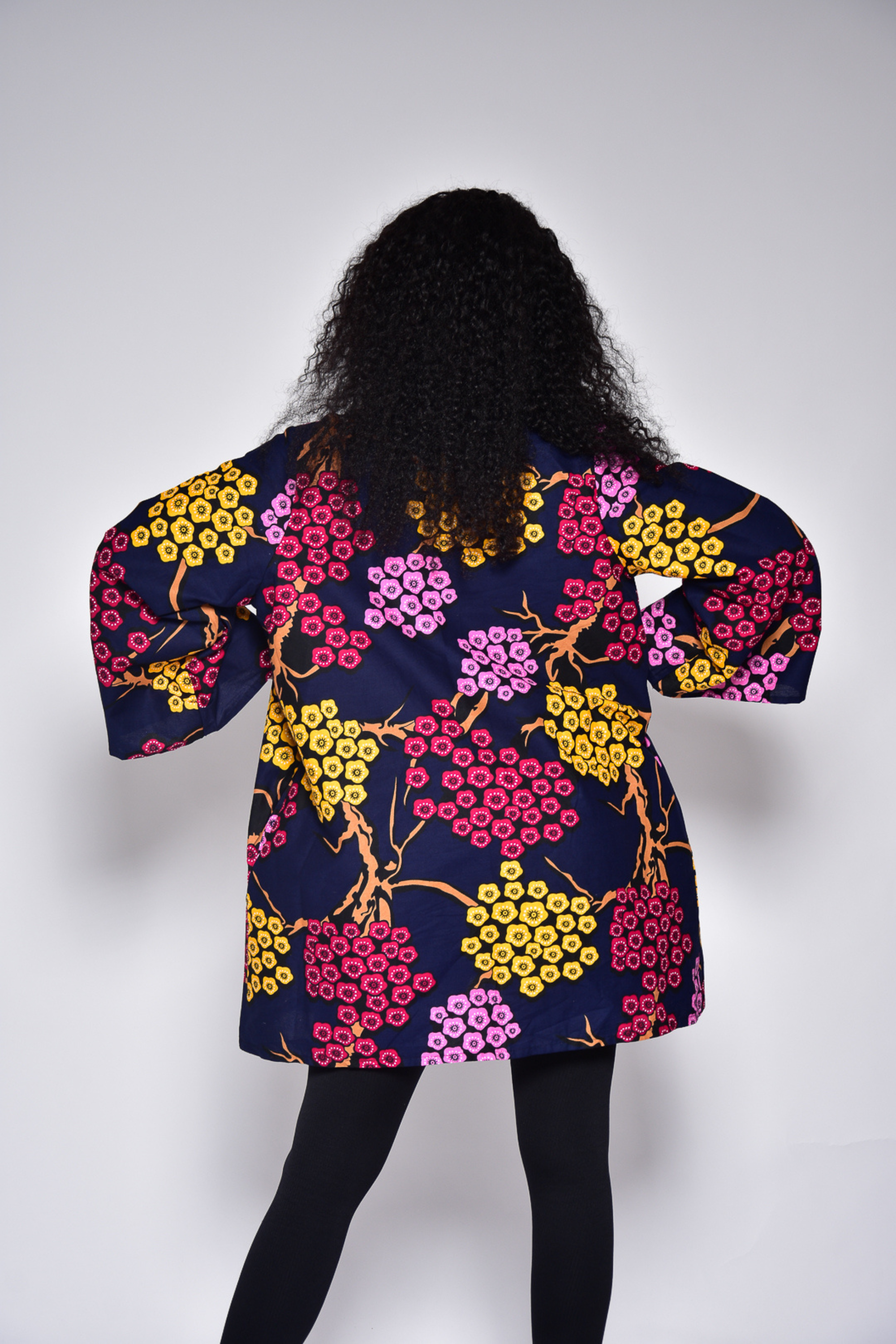 Kimono ALIZÉ en wax fleuri – vue de dos, confection artisanale Makomie
