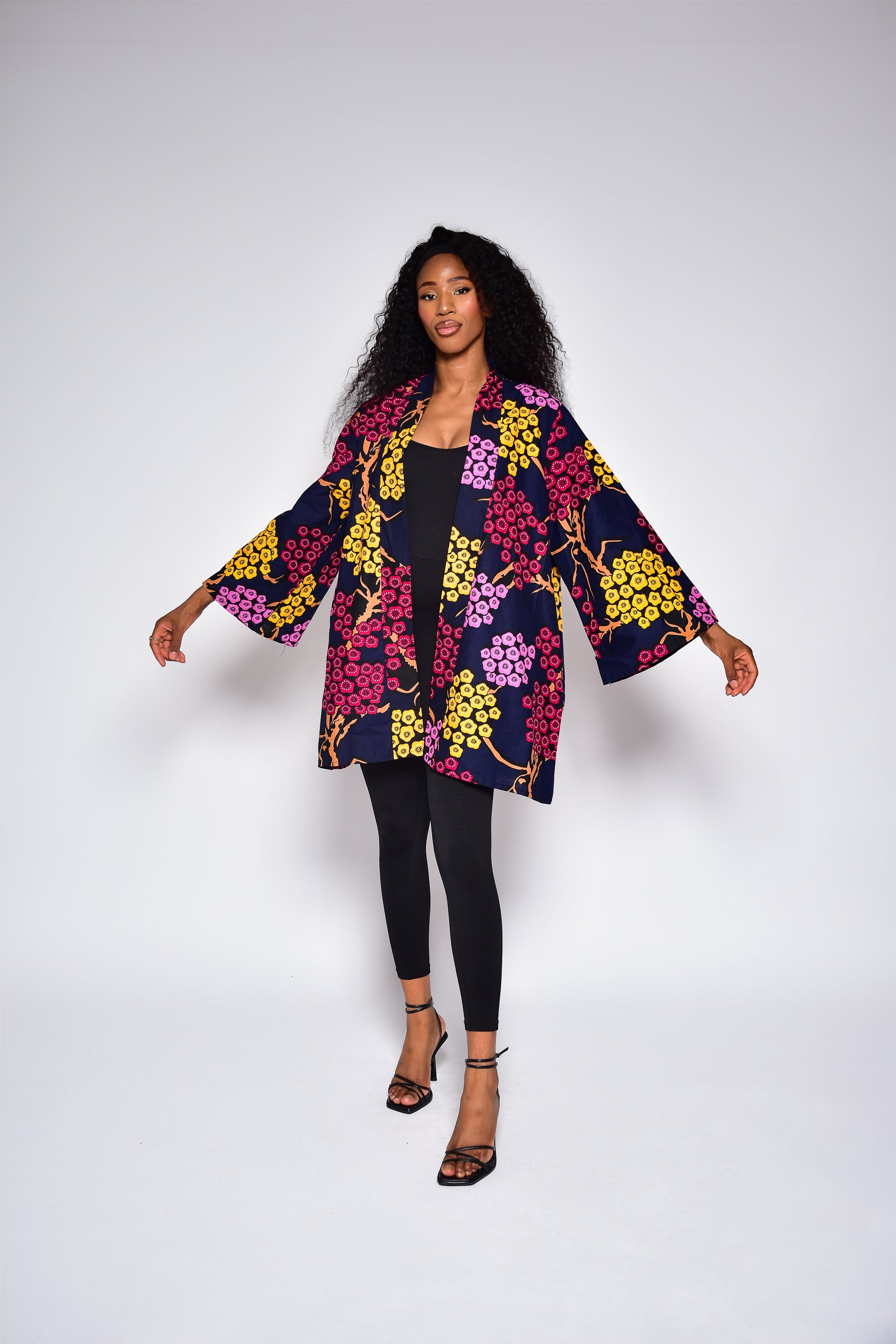 Kimono ALIZÉ en wax fleuri – vue de face-détails, veste mi-longue femme fait main Makomie