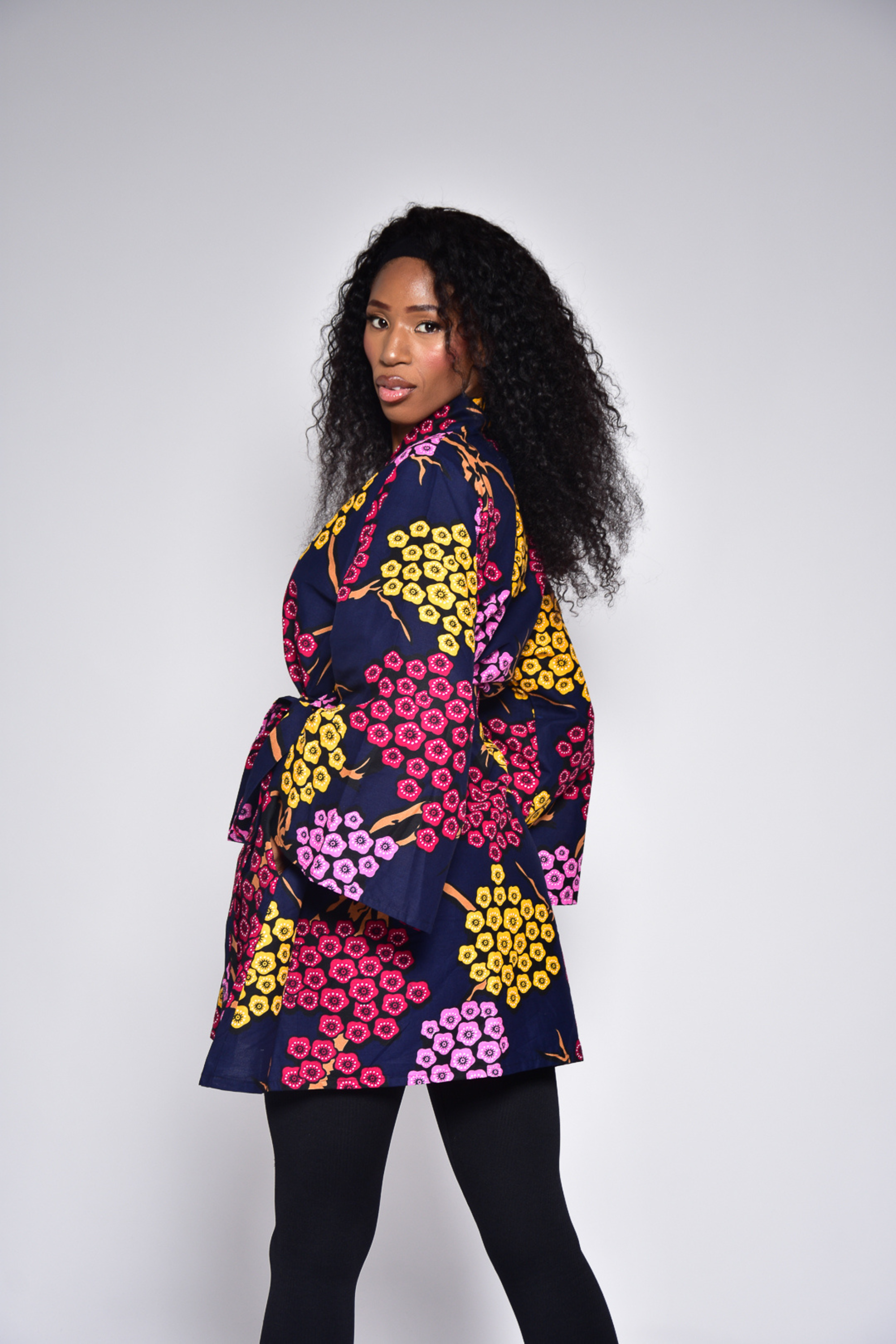 Kimono ALIZÉ en wax fleuri – vue de profil, veste mi-longue femme fait main Makomie