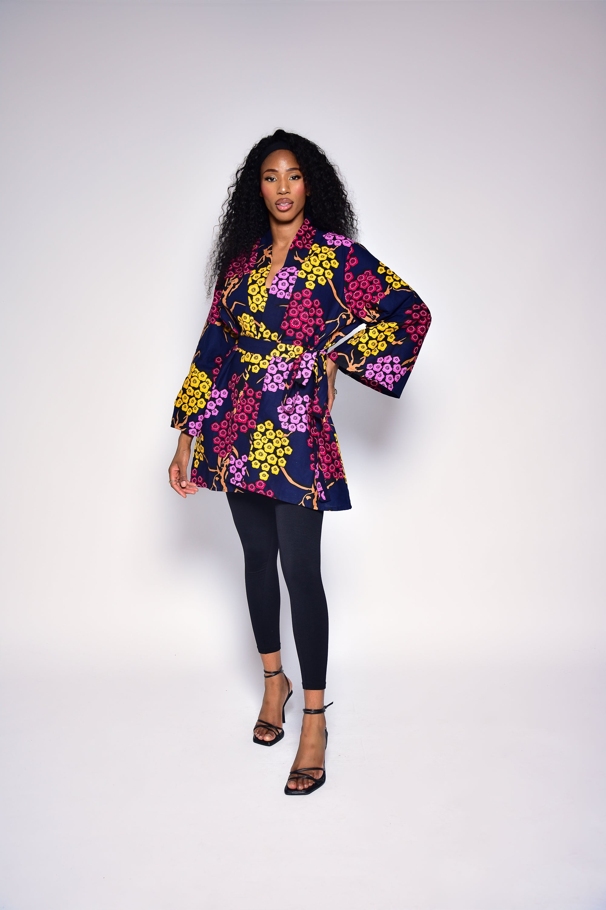 Kimono ALIZÉ en wax fleuri – vue de profil, veste mi-longue femme fait main Makomie
