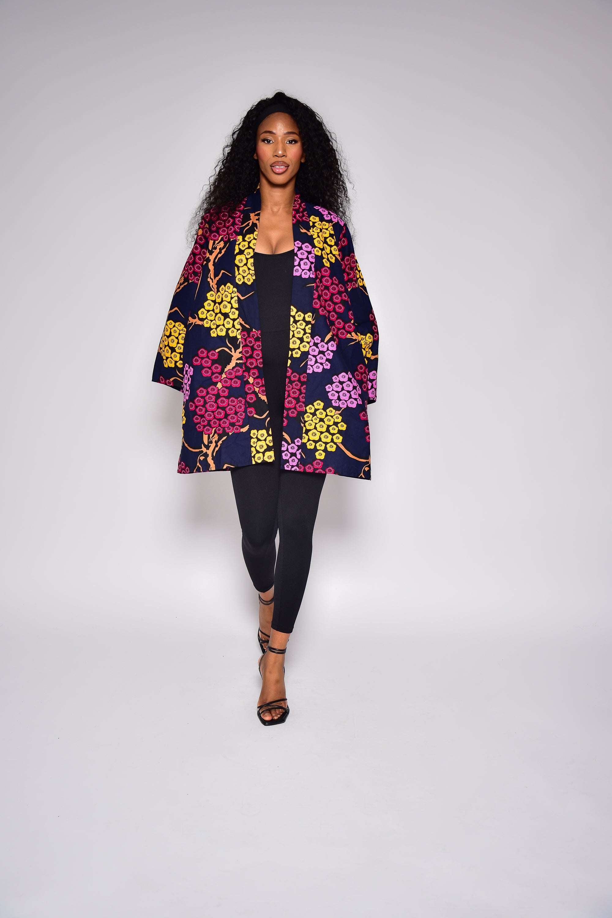 Kimono ALIZÉ en wax fleuri – vue de face, veste mi-longue femme fait main Makomie