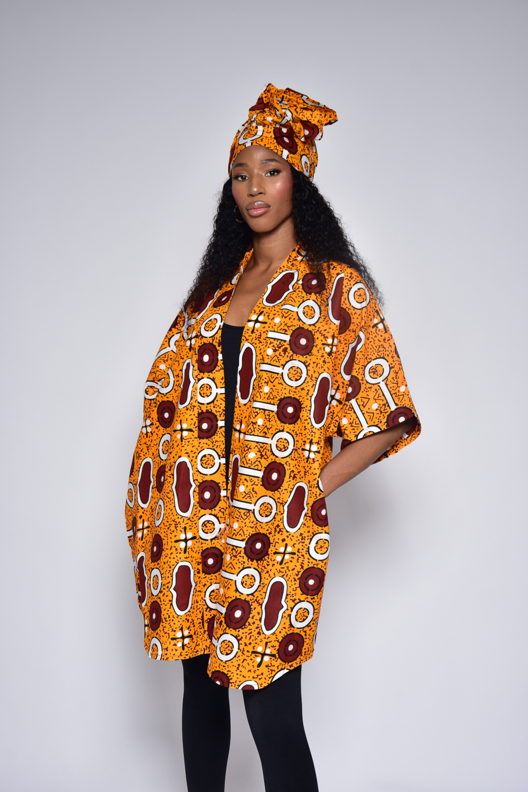Kimono LOU en wax orange – vue de face, kimono femme fait main