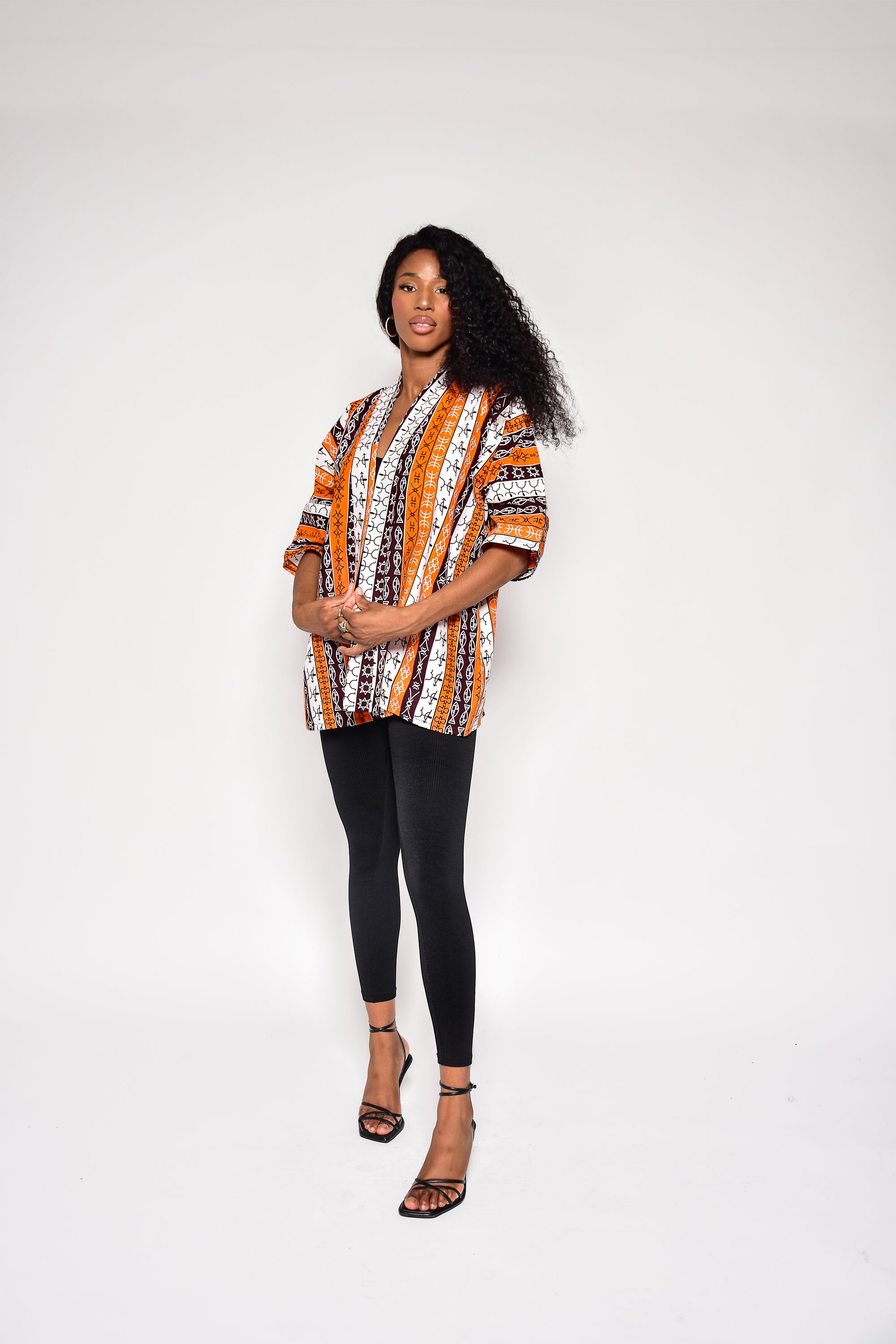 Kimono MIA en wax coloré – vue de côté, veste artisanale Makomie