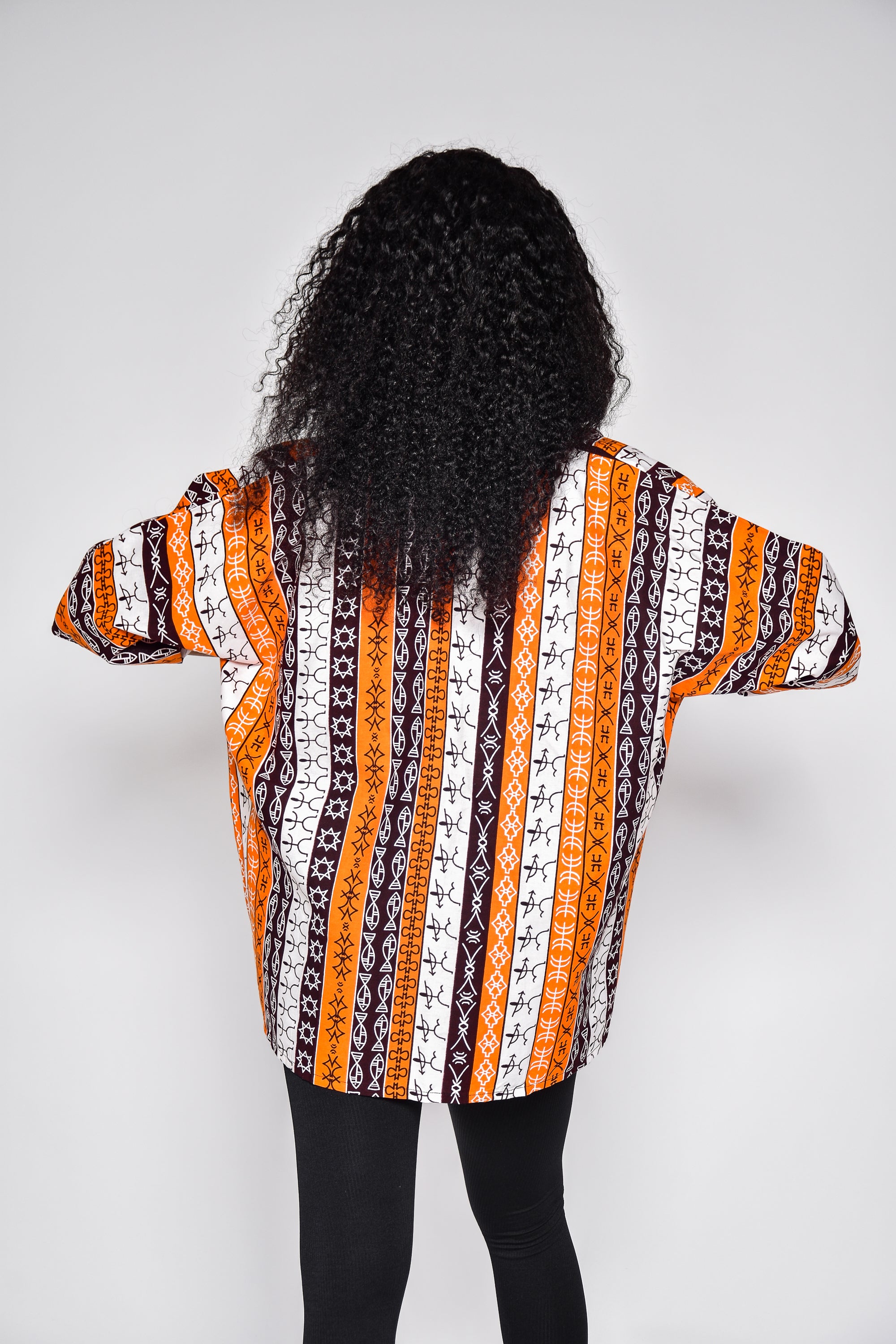 Kimono MIA en wax coloré – vue de dos, création artisanale Makomie