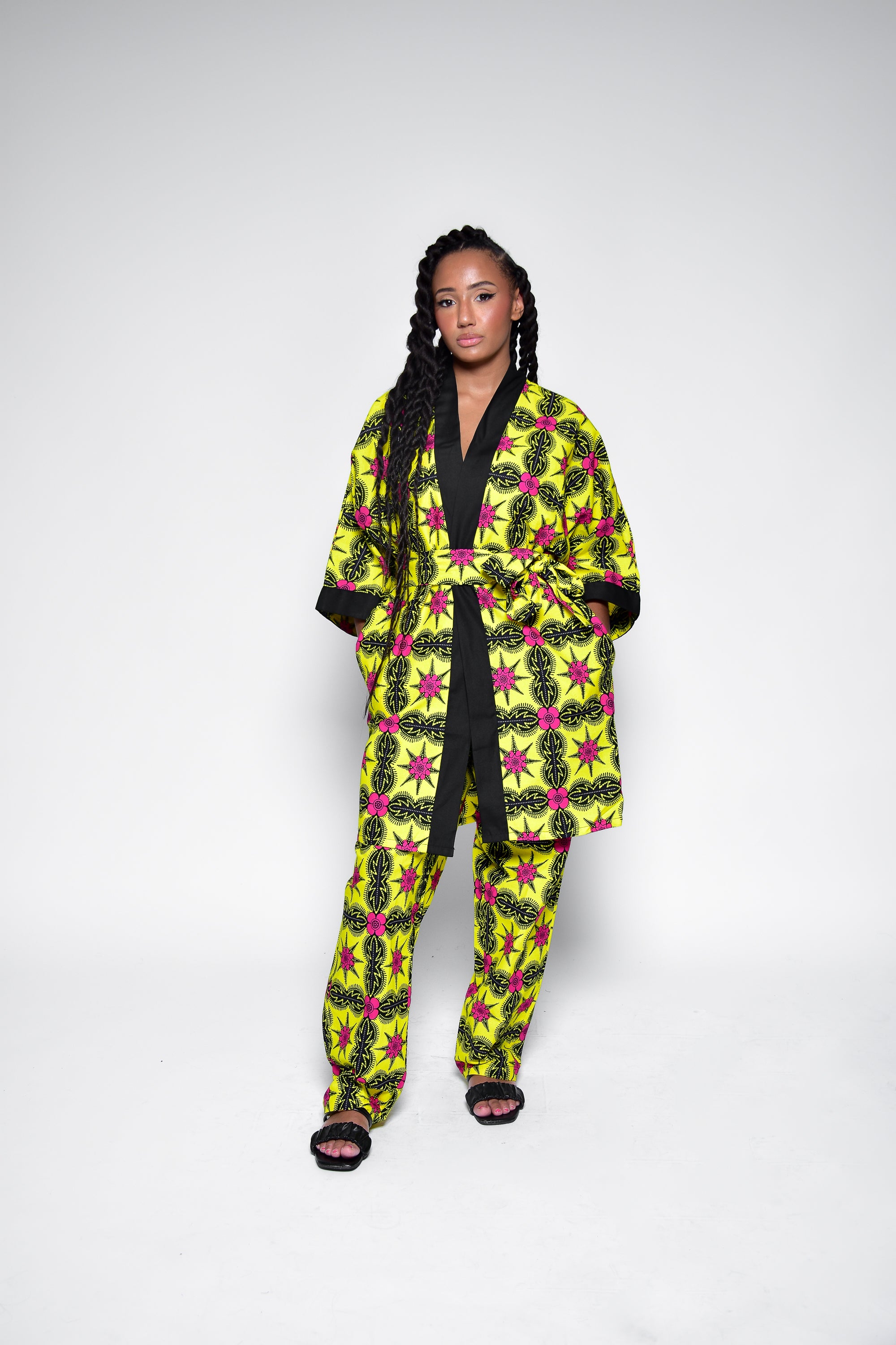 Kimono TIYA en wax imprimé africain – vue de face, veste mi-longue femme fait main Makomie