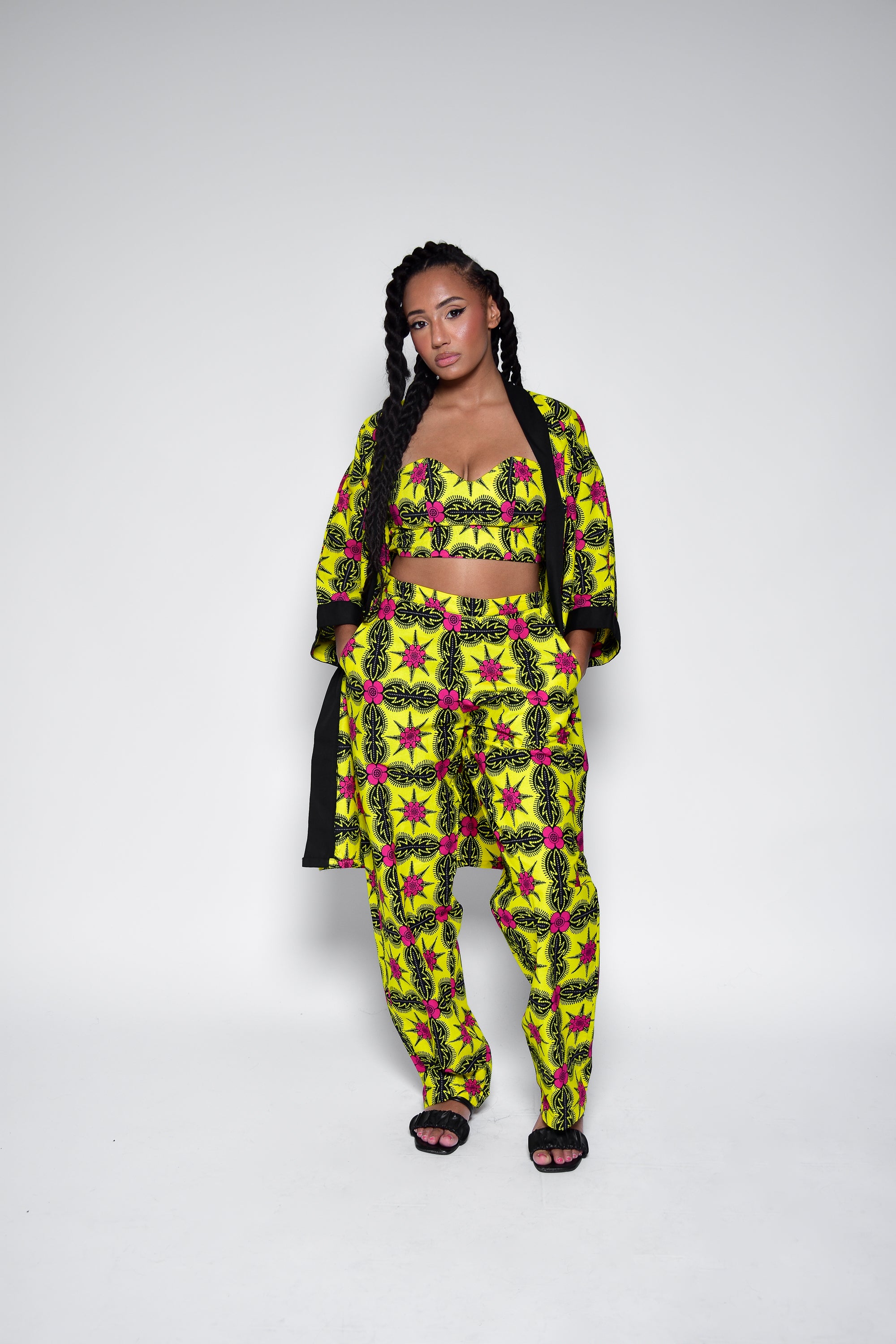 Kimono TIYA en wax imprimé africain – vue de face, veste mi-longue femme fait main Makomie