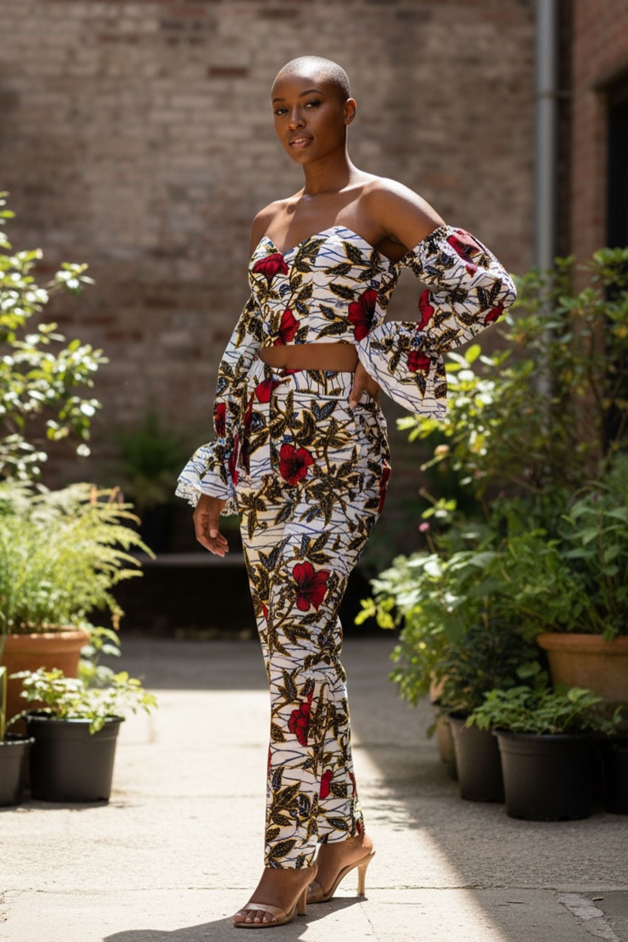 Pantalon Binta en wax africain porté, taille haute avec ceinture, style moderne et coloré