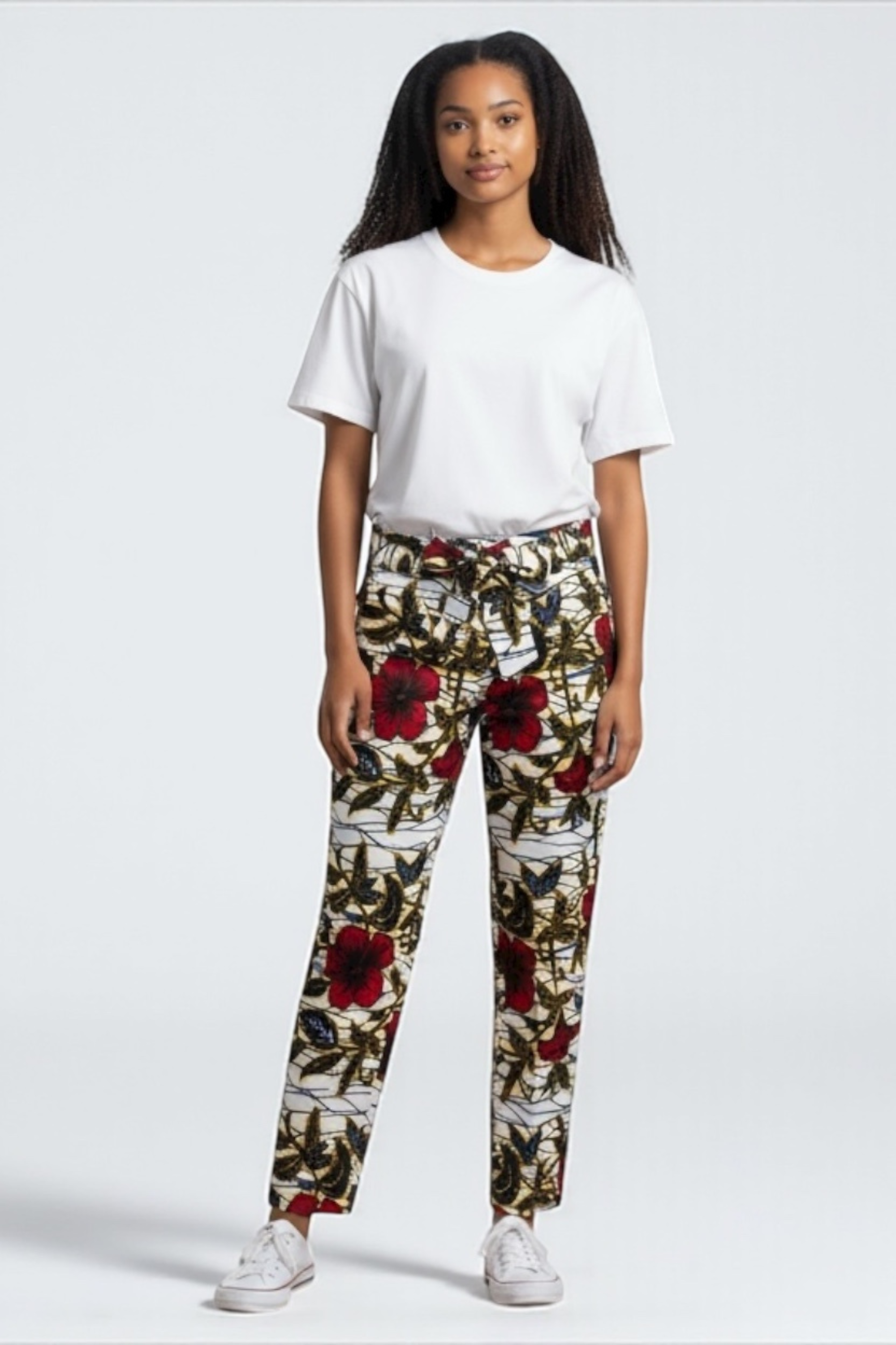 Pantalon Binta en wax africain à motifs floraux rouges et dorés sur fond blanc