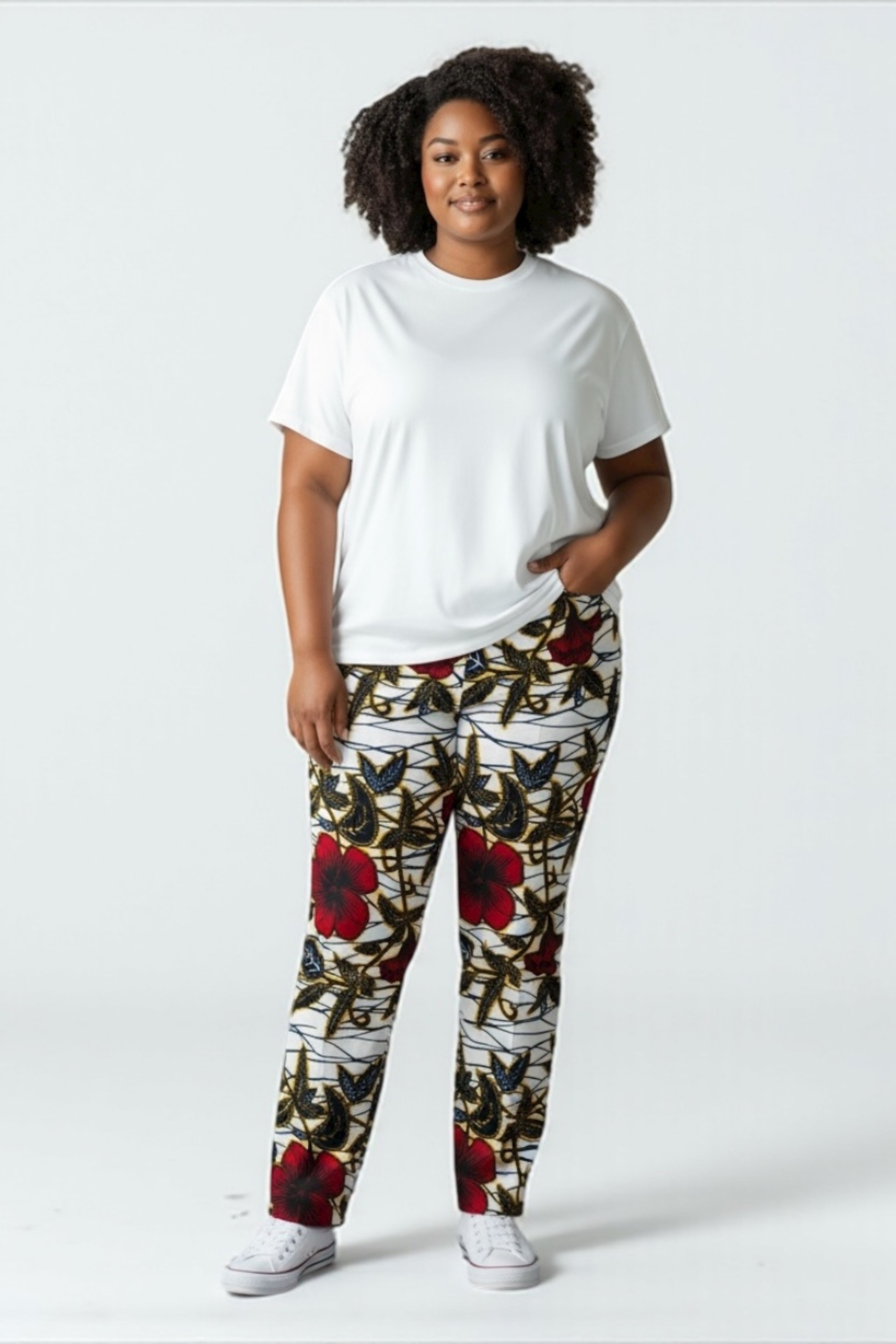 Pantalon Binta en wax africain à motifs floraux rouges et dorés sur fond blanc