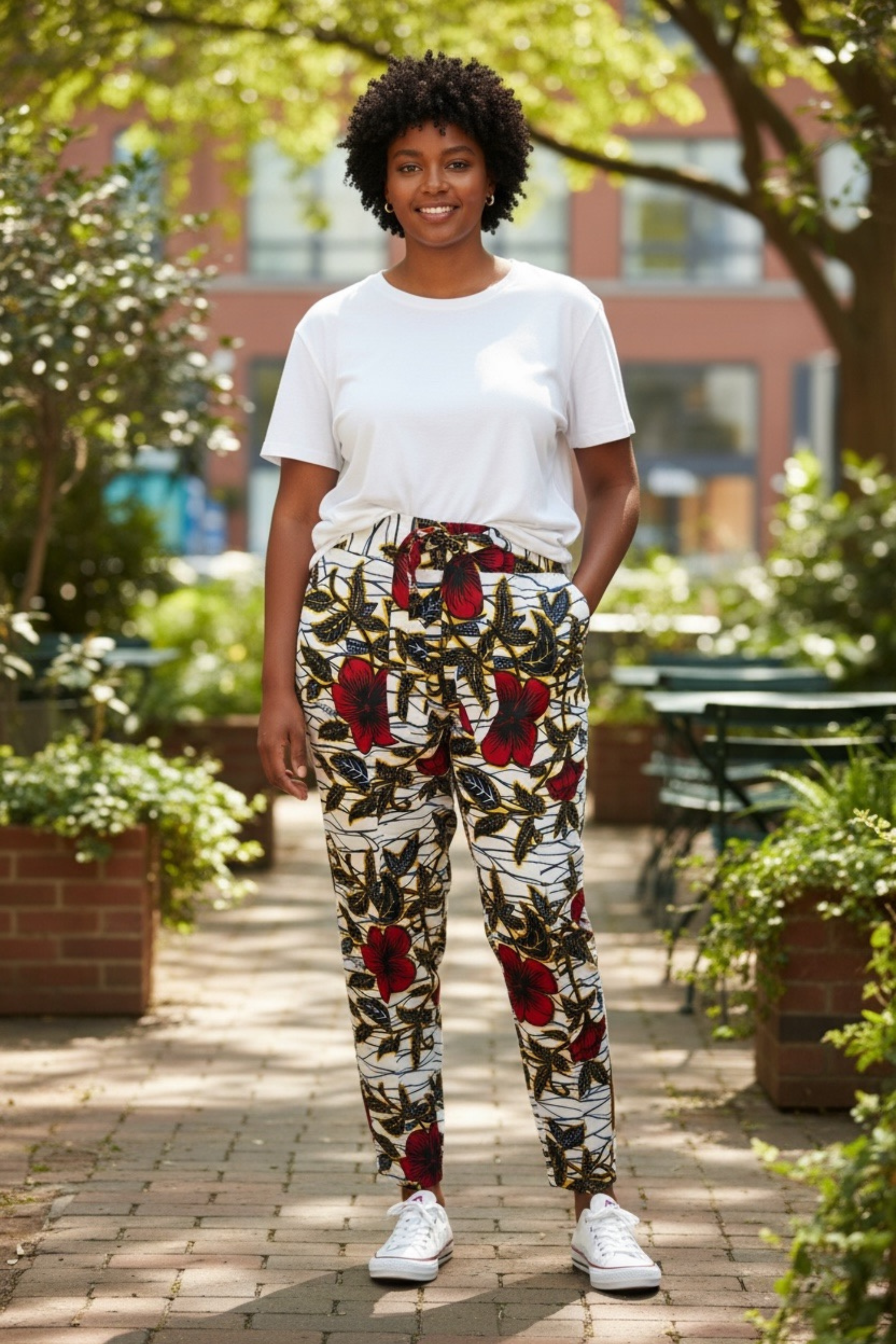 Pantalon Binta en wax africain porté, taille haute avec ceinture, style moderne et coloré