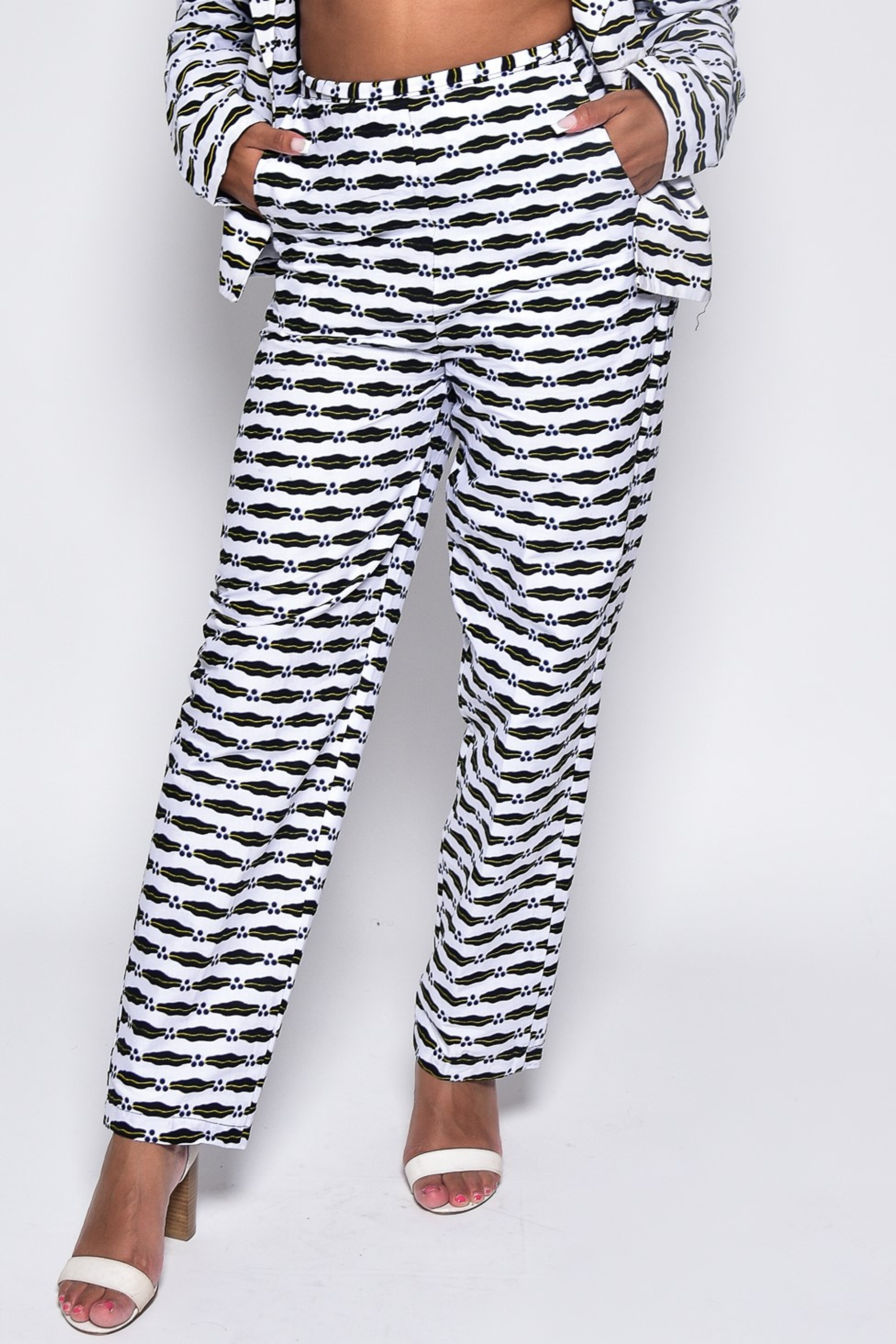 Pantalon ESTHER taille haute en wax imprimé africain – vue de face, pièce artisanale Makomie