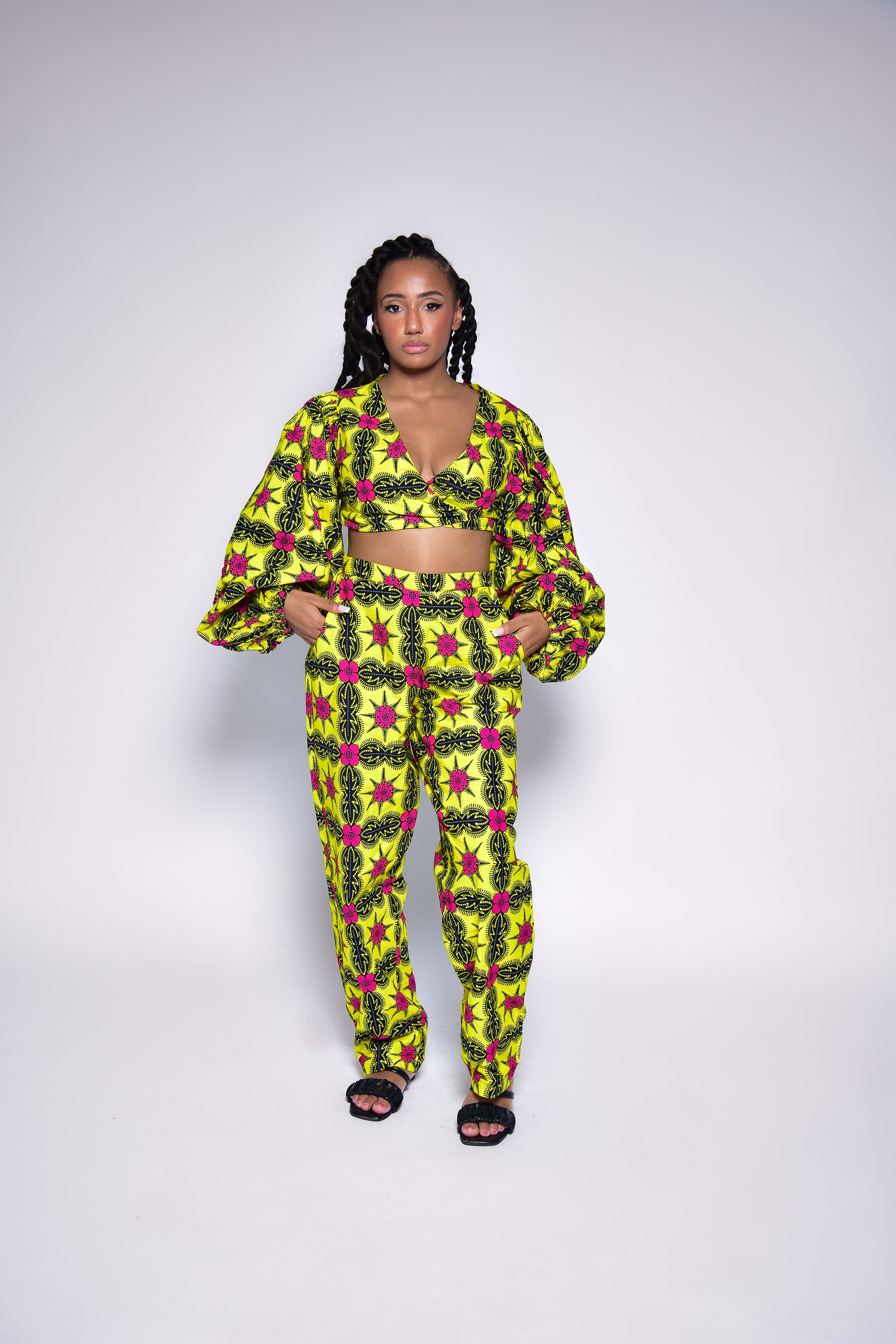 Pantalon TIYA taille haute en wax imprimé africain – vue de face, fait main Makomie