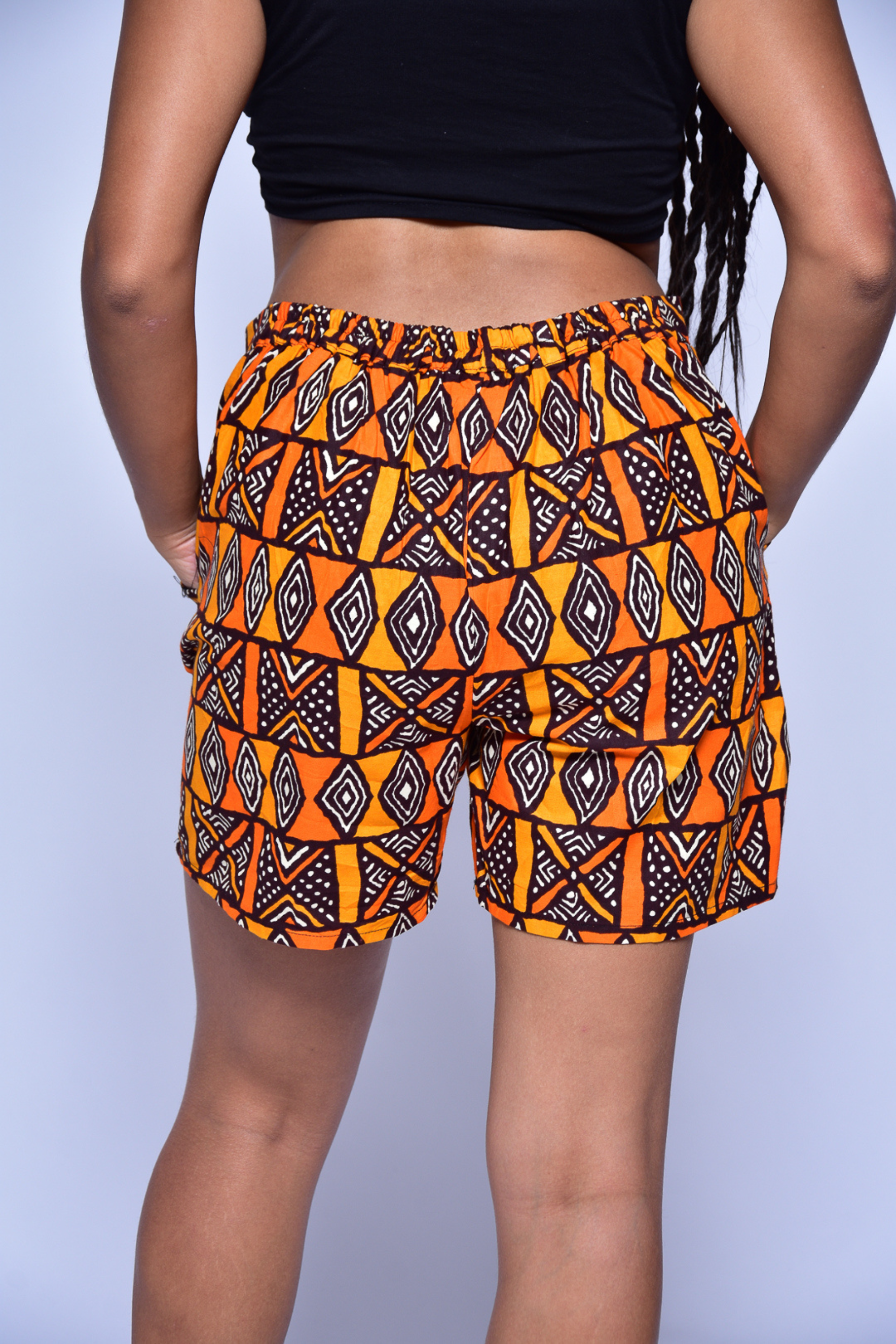 Short CLARA en wax motif géométrique – vue de dos, short femme artisanal
