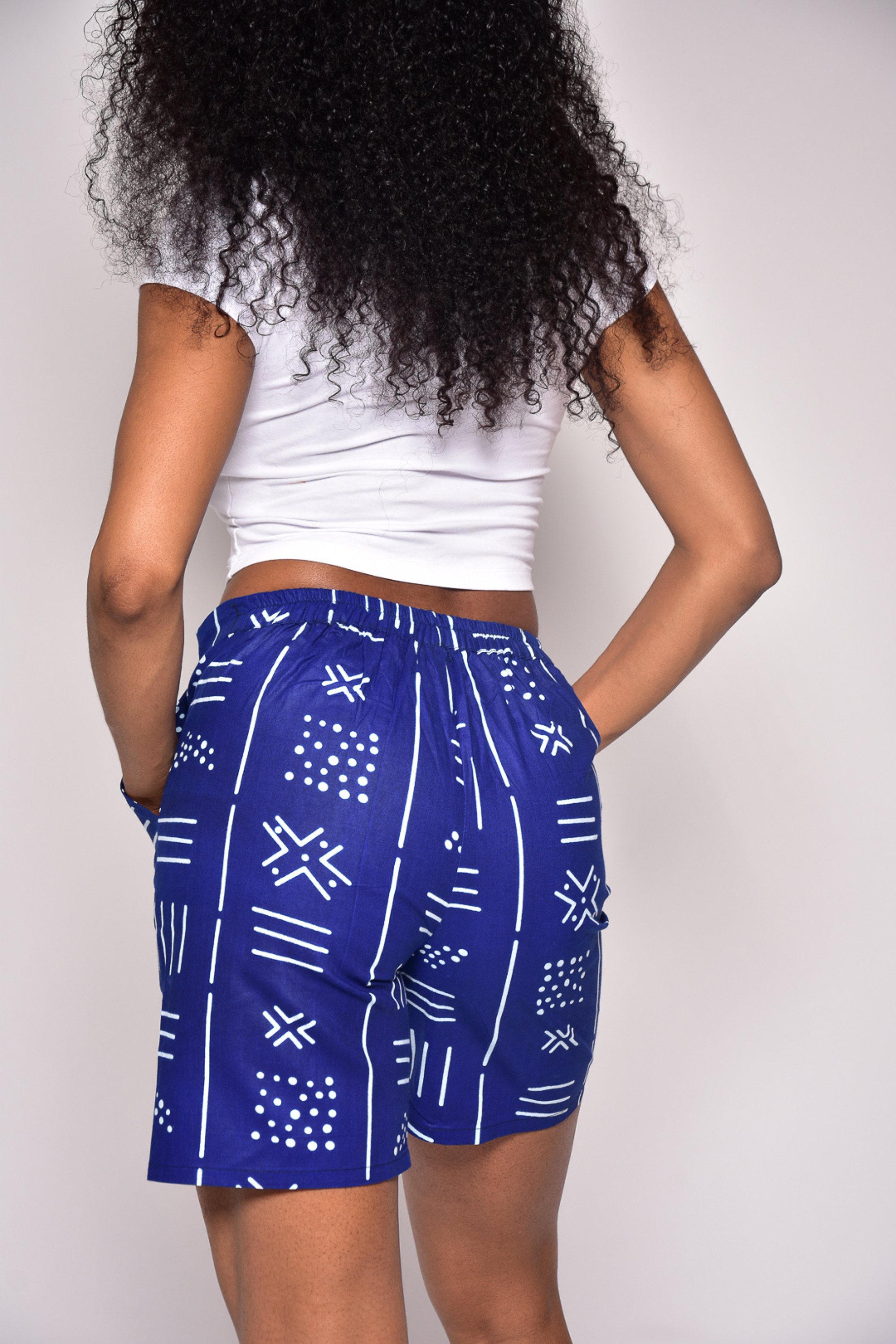 Short FANNY taille haute en wax imprimé africain – vue dos, style femme fait main