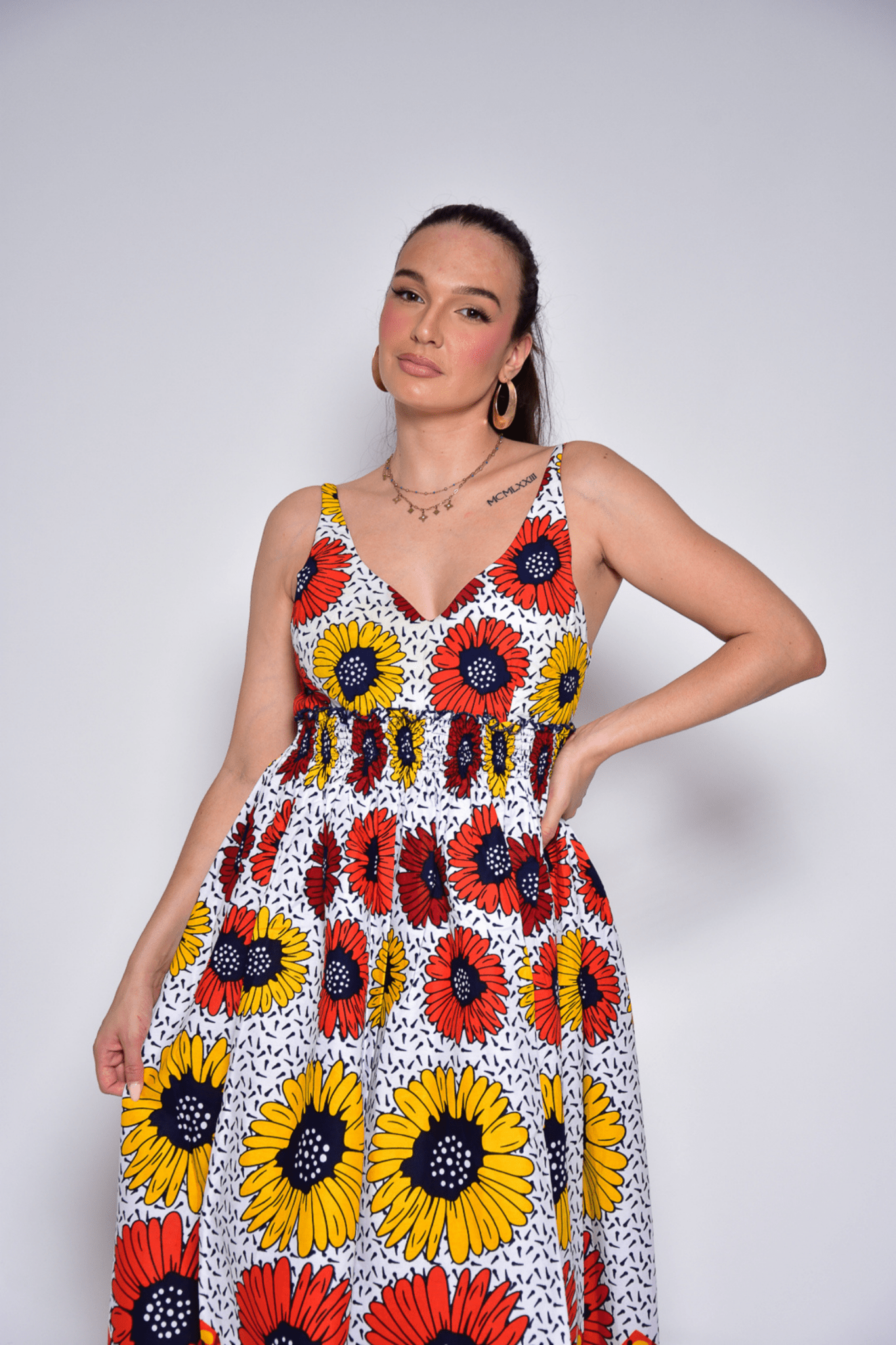 Longue robe dos nu fleurie à motifs fleuris en wax - AIDA - makomie