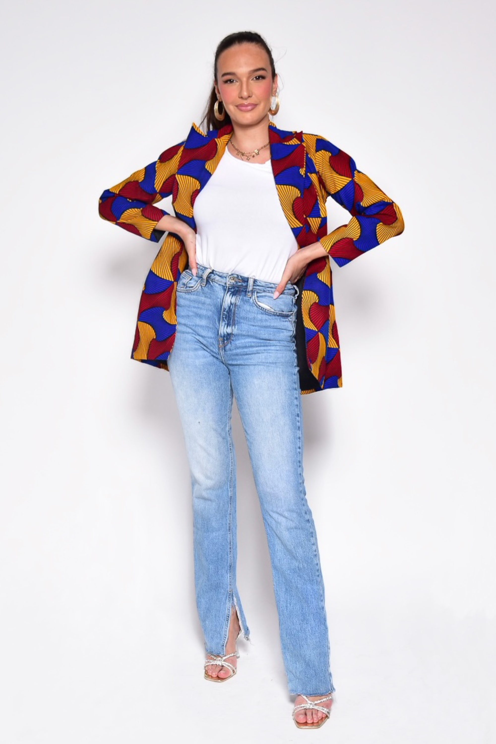 Détail du tissu wax multicolore africain – blazer FLORA fait main Makomie