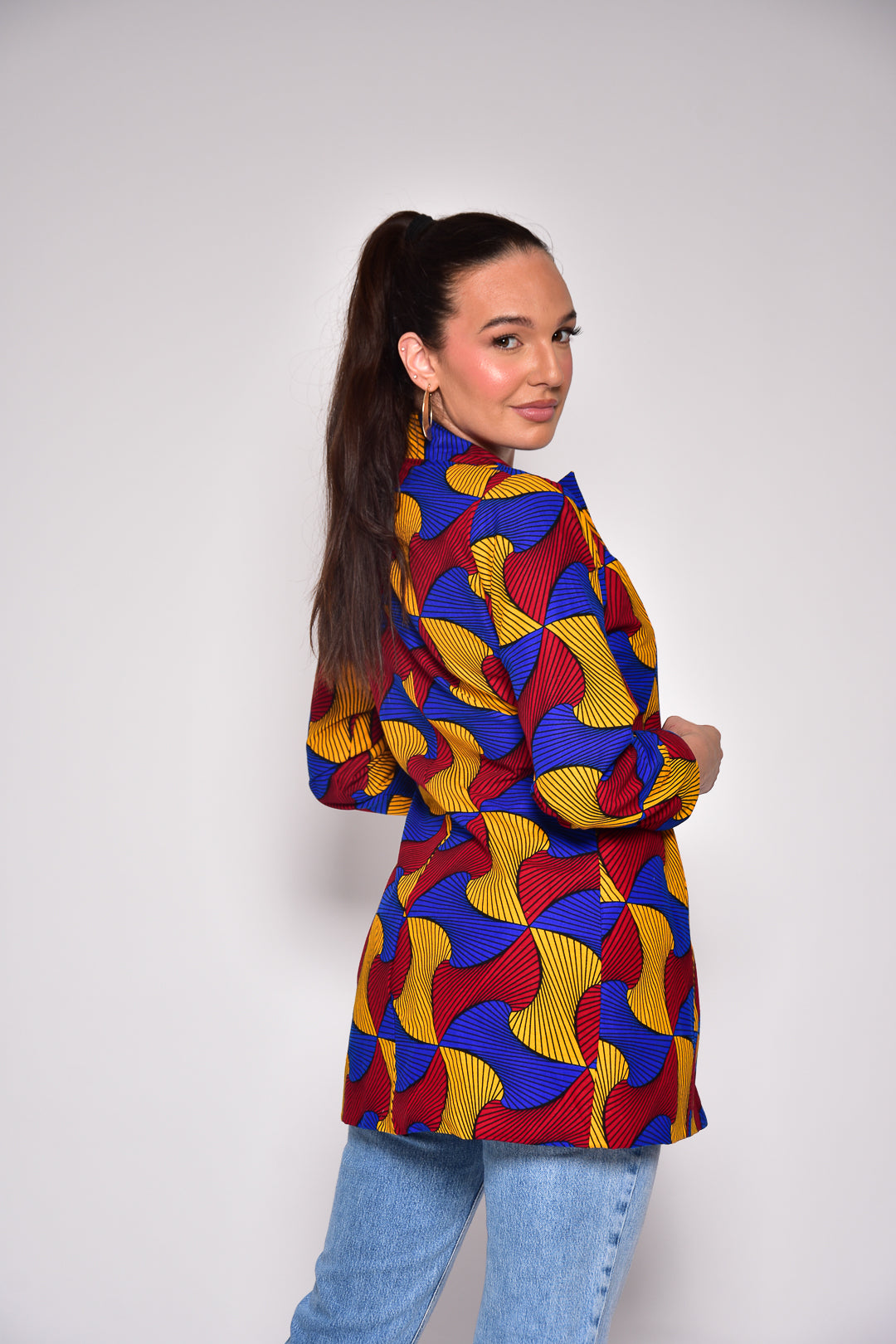 Blazer FLORA en wax africain fait main – vue de dos, veste artisanale Makomie