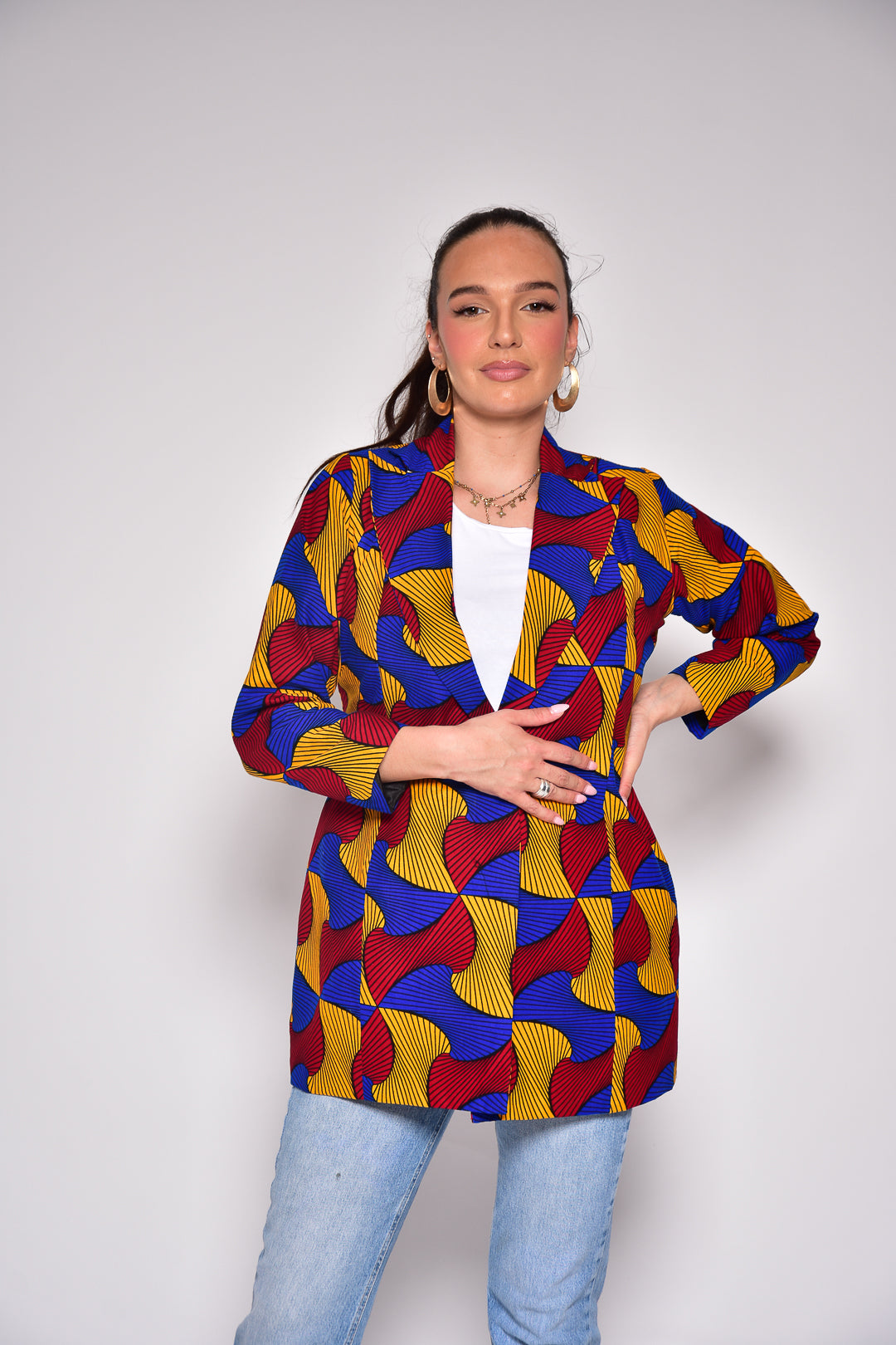 Look complet avec blazer FLORA en wax africain – mode artisanale Makomie