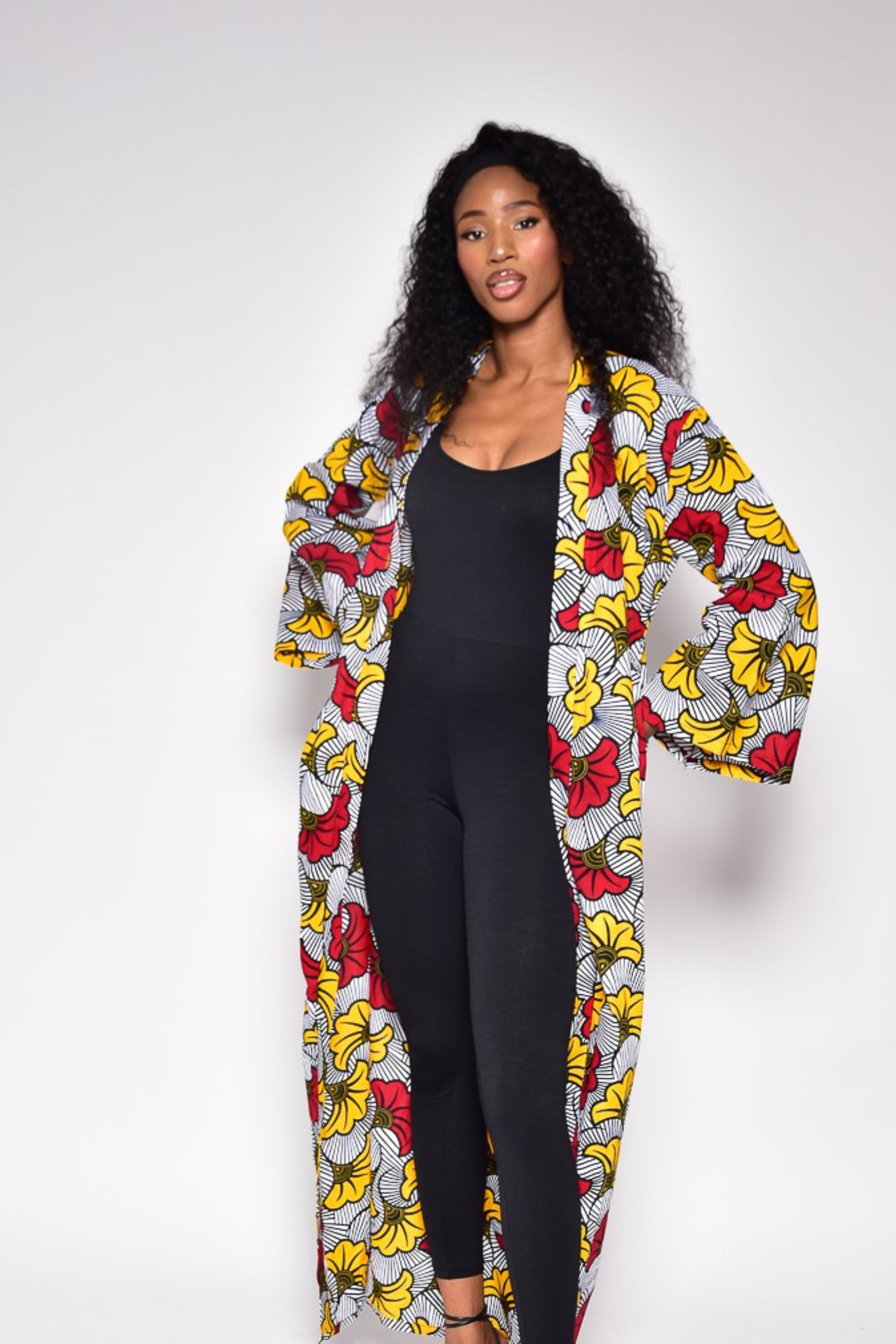 Kimono ALIX en wax à imprimé fleurs de mariage – vue de profil, kimono femme artisanal
