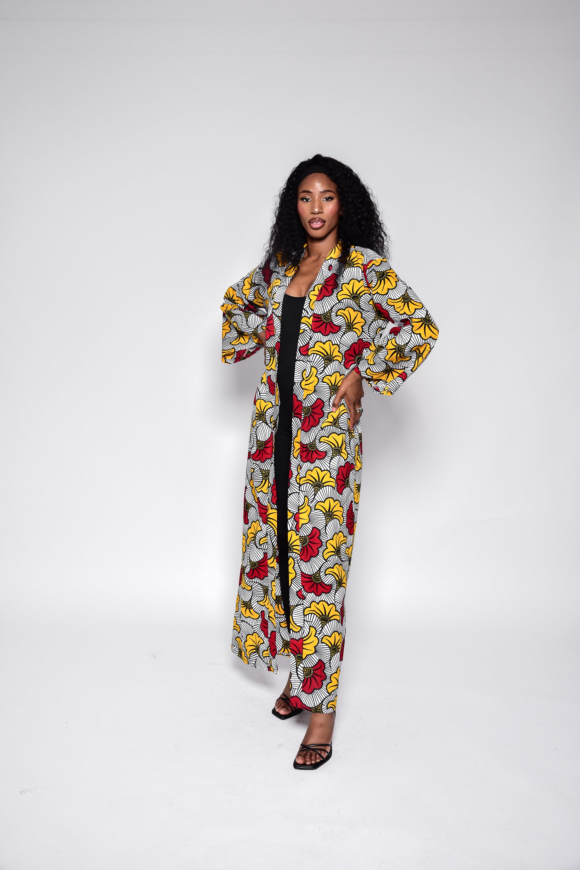 Kimono ALIX en wax à imprimé fleurs de mariage – vue de profil, kimono femme artisanal