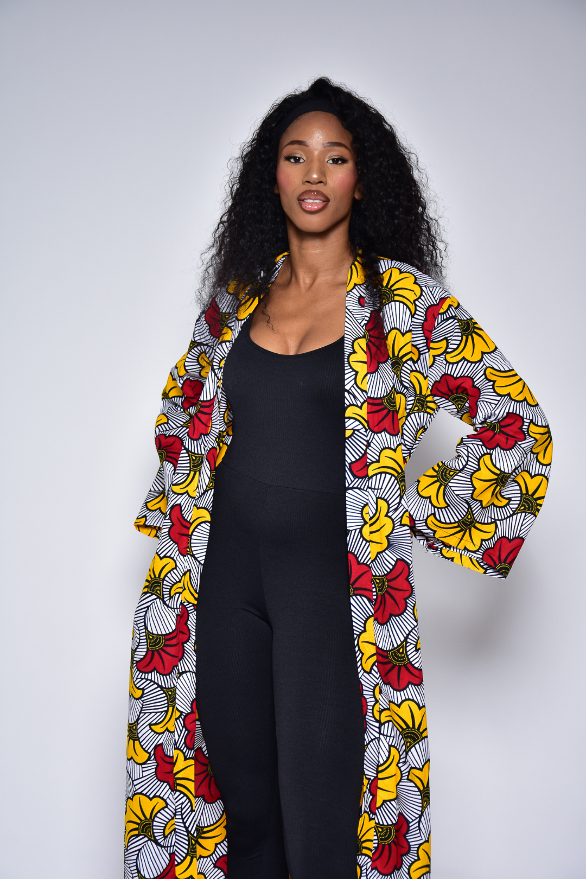 Kimono ALIX en wax à imprimé fleurs de mariage – vue de profil, kimono femme artisanal