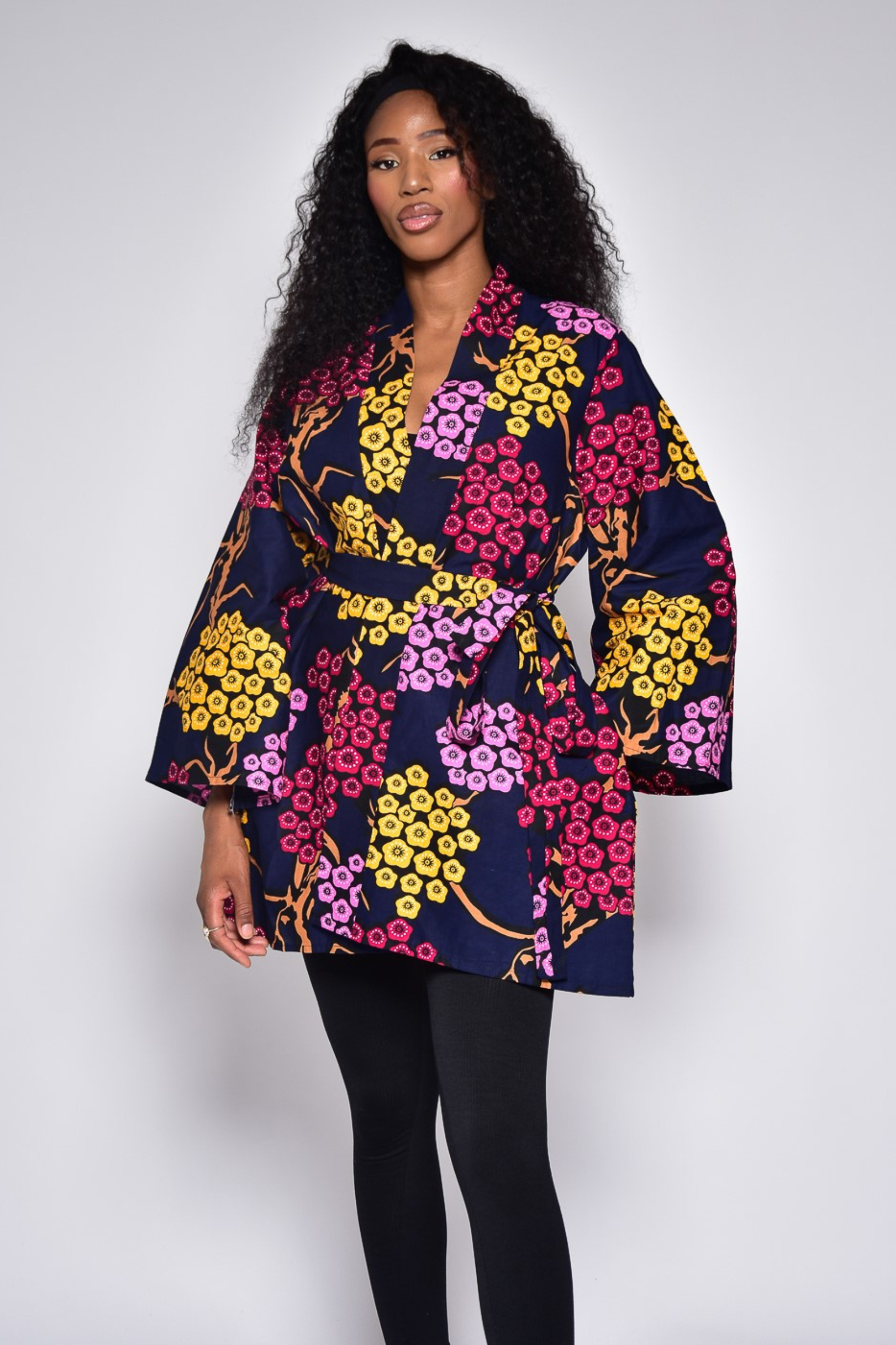 Kimono ALIZÉ en wax fleuri – vue de face-noué, veste mi-longue femme fait main Makomie