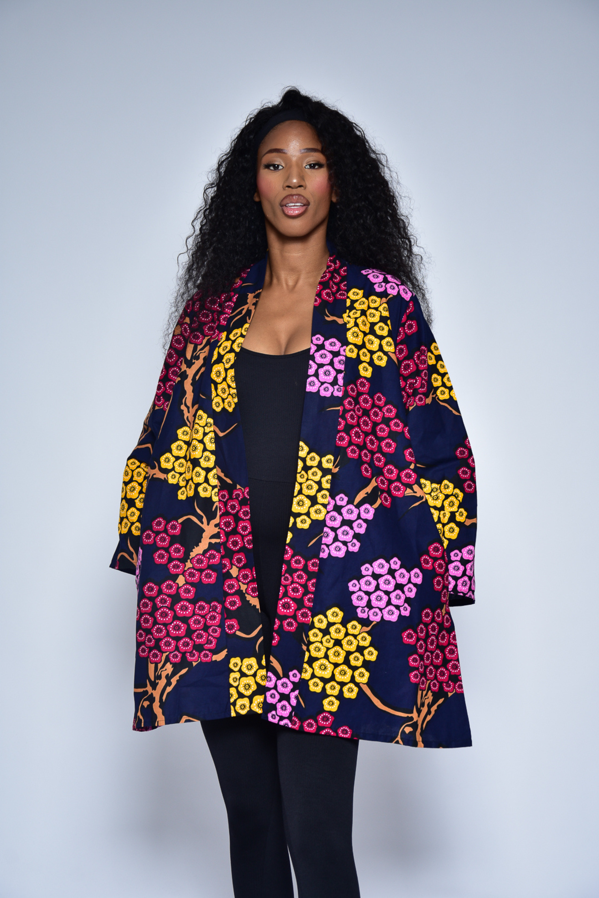 Kimono ALIZÉ en wax fleuri – vue de face-ouvert, veste mi-longue femme fait main Makomie