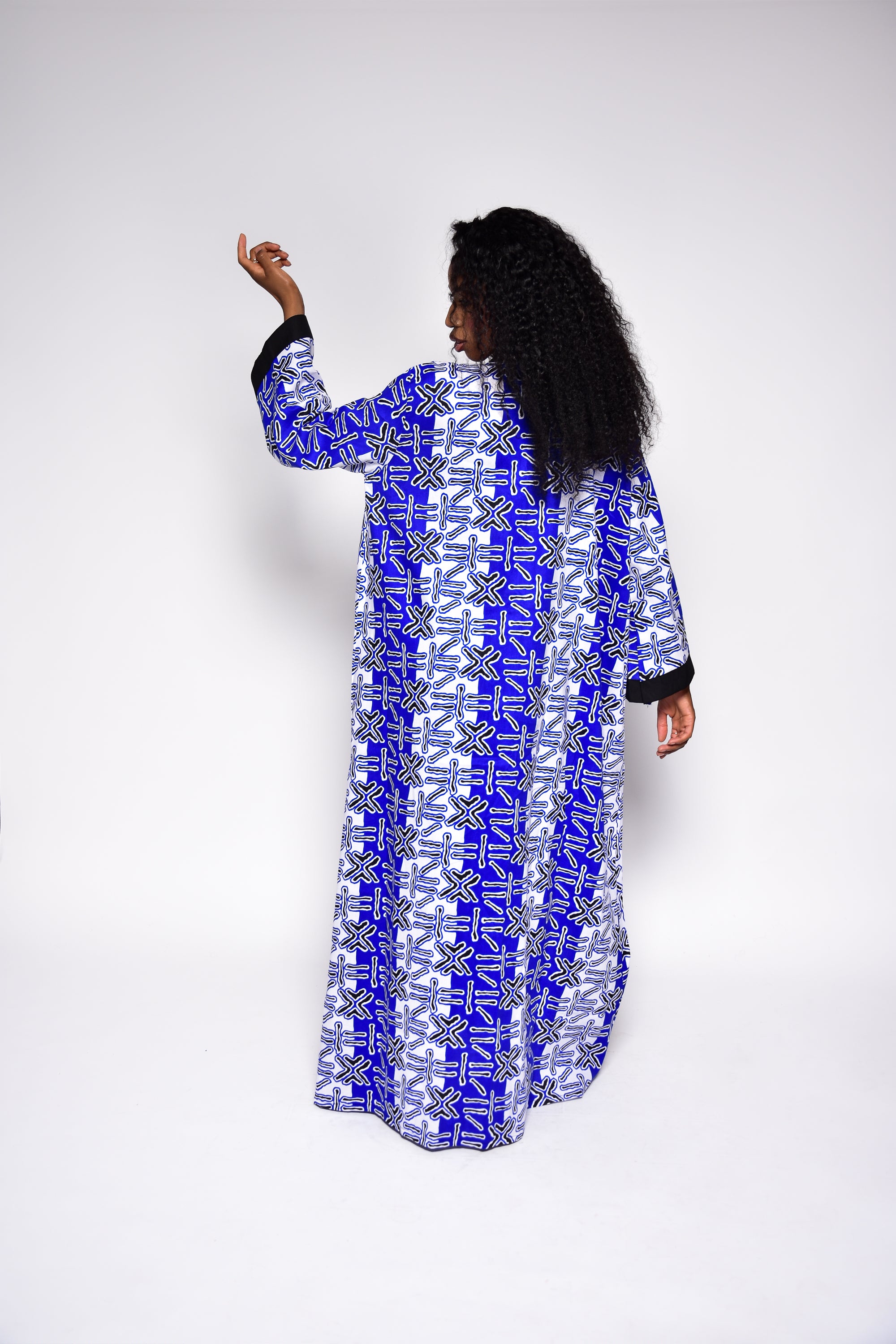 Long kimono ANNA en wax bleu à imprimé africain – vue de dos, confection artisanale Makomie