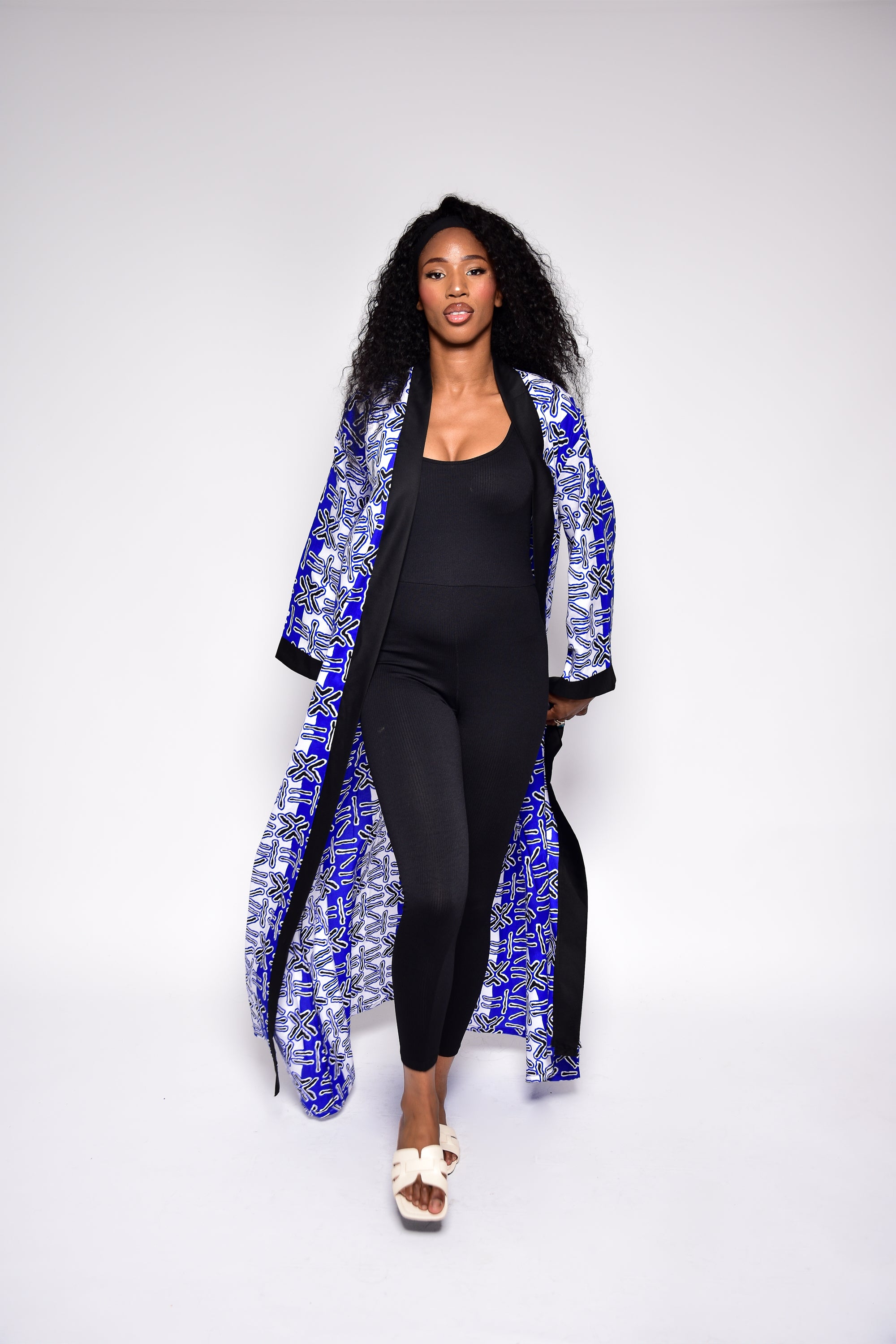 Long kimono ANNA en wax bleu à imprimé africain – vue de face, kimono artisanal Makomie