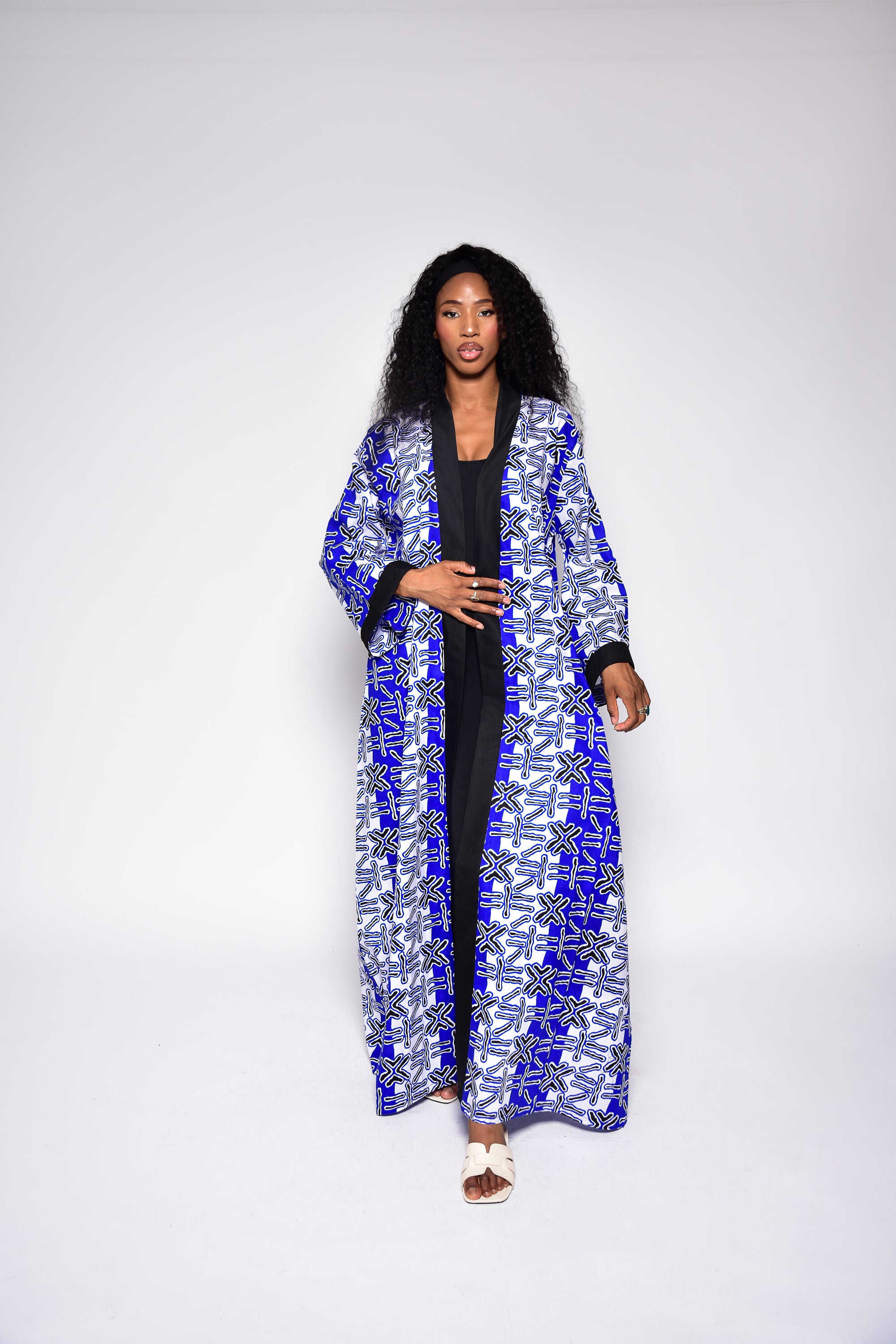 Long kimono ANNA en wax bleu à imprimé africain – vue de face, kimono artisanal Makomie