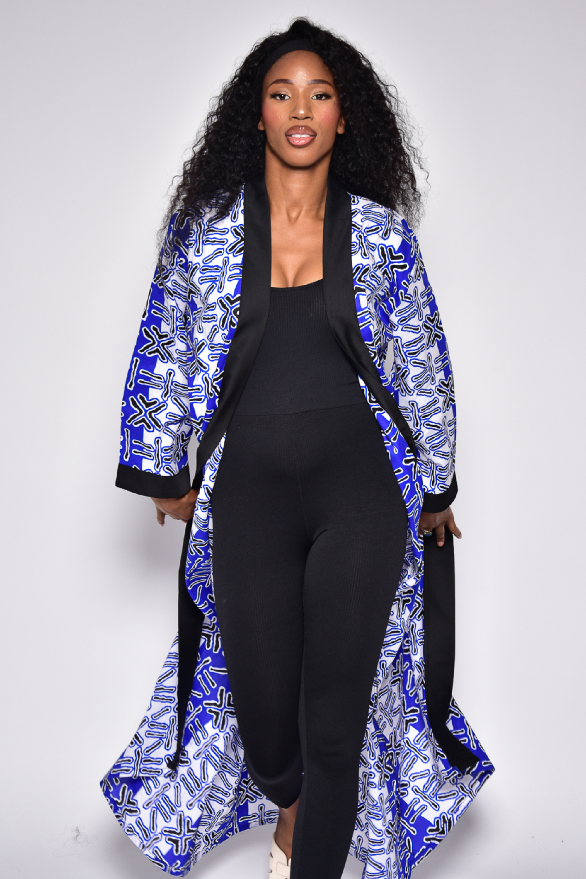 Long kimono ANNA en wax bleu à imprimé africain – vue de face, kimono artisanal Makomie