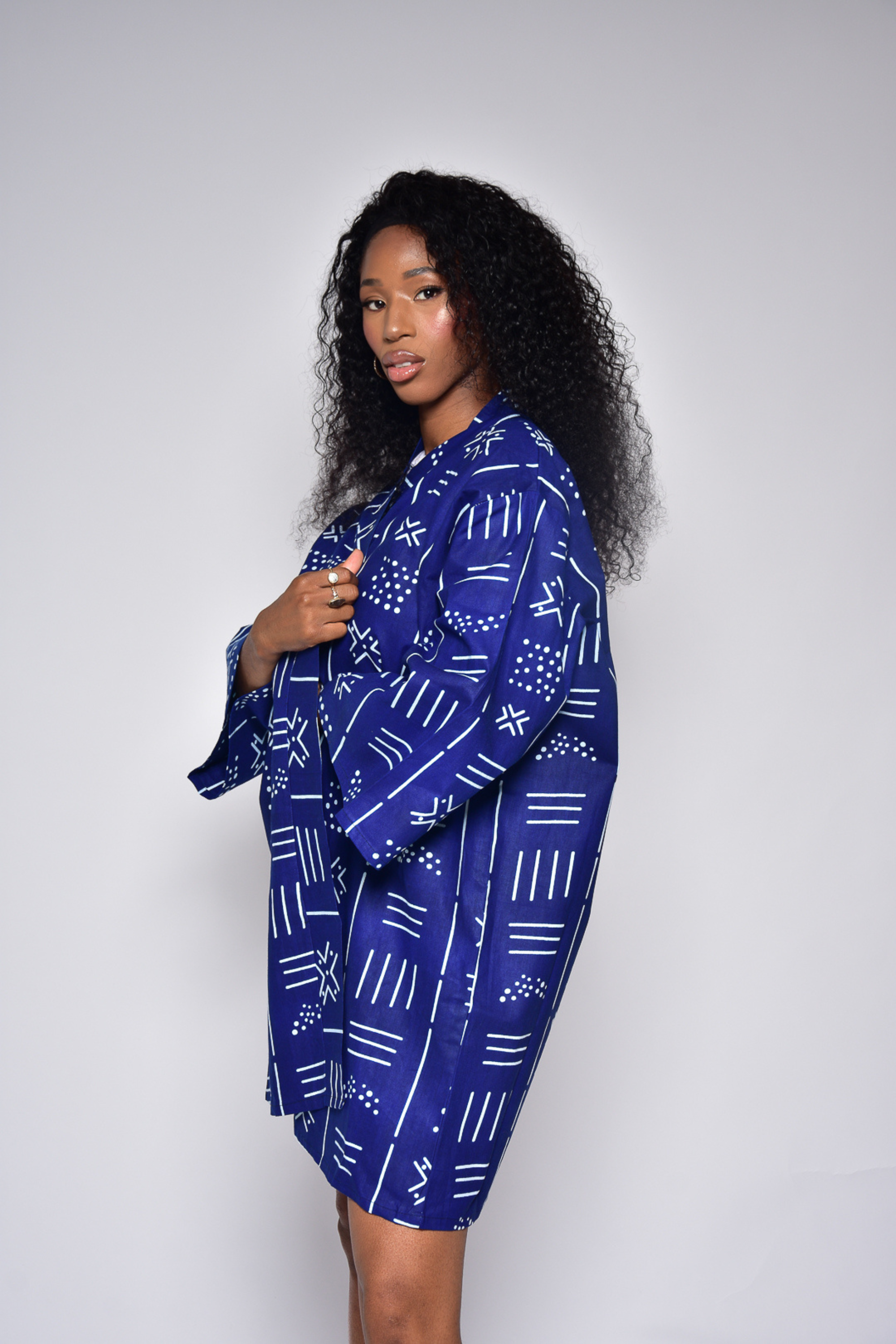 Kimono FANNY en wax imprimé africain – vue de profil, kimono artisanal en coton 100 %