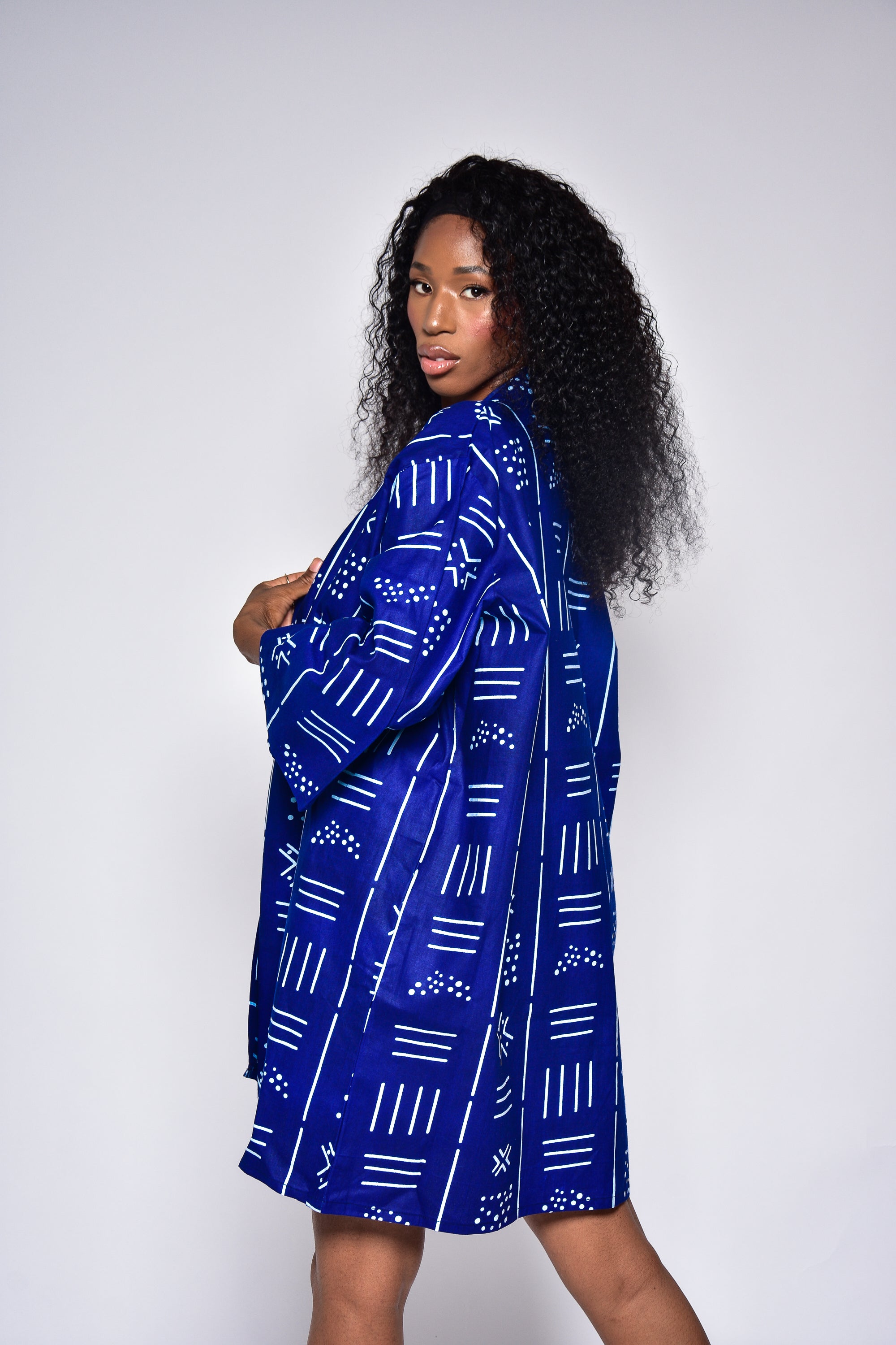 Kimono FANNY en wax imprimé africain – vue de profil, kimono artisanal en coton 100 %