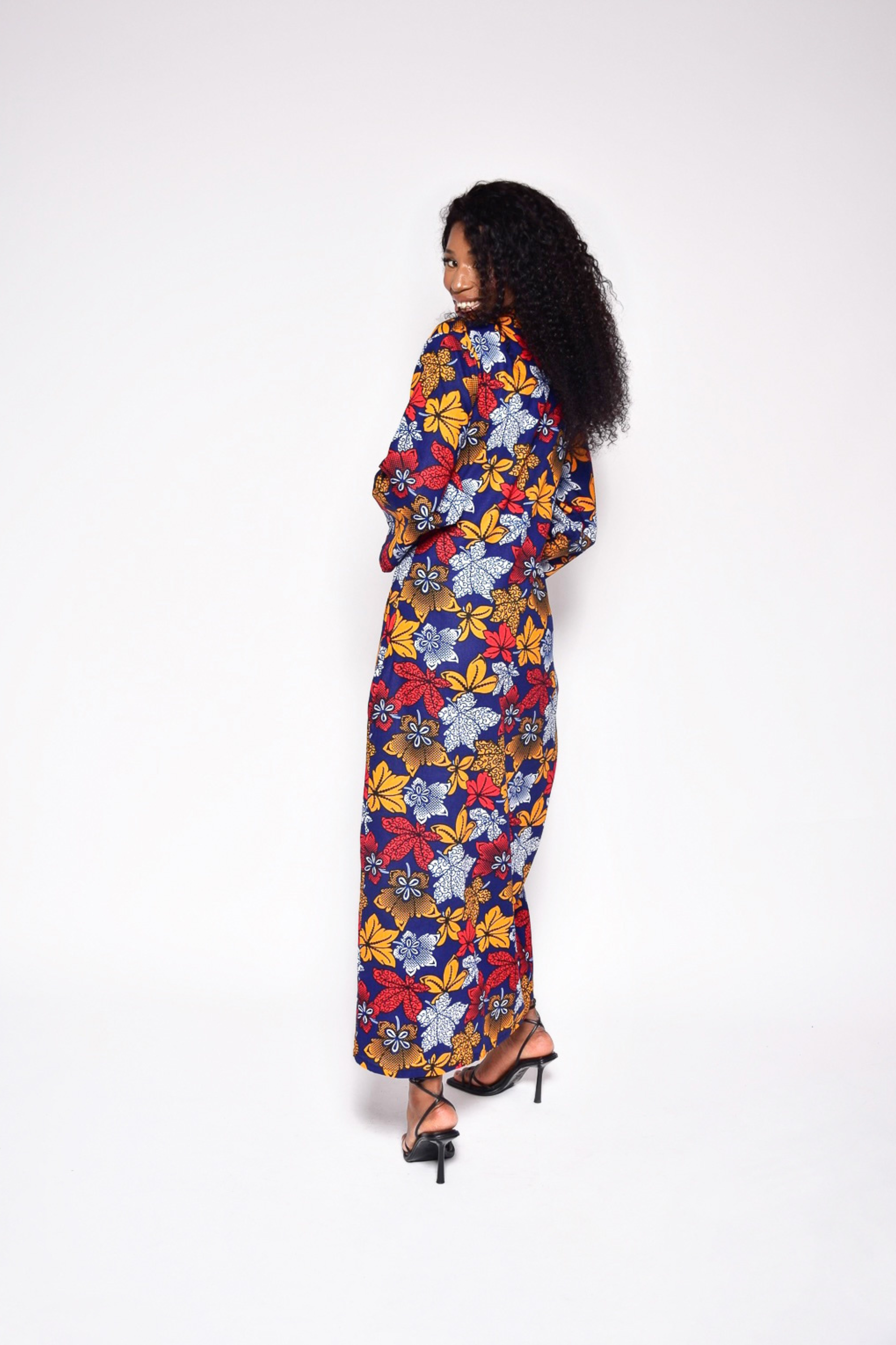 Long kimono JADE en wax à motif fleurs – vue de dos, kimono artisanal en coton