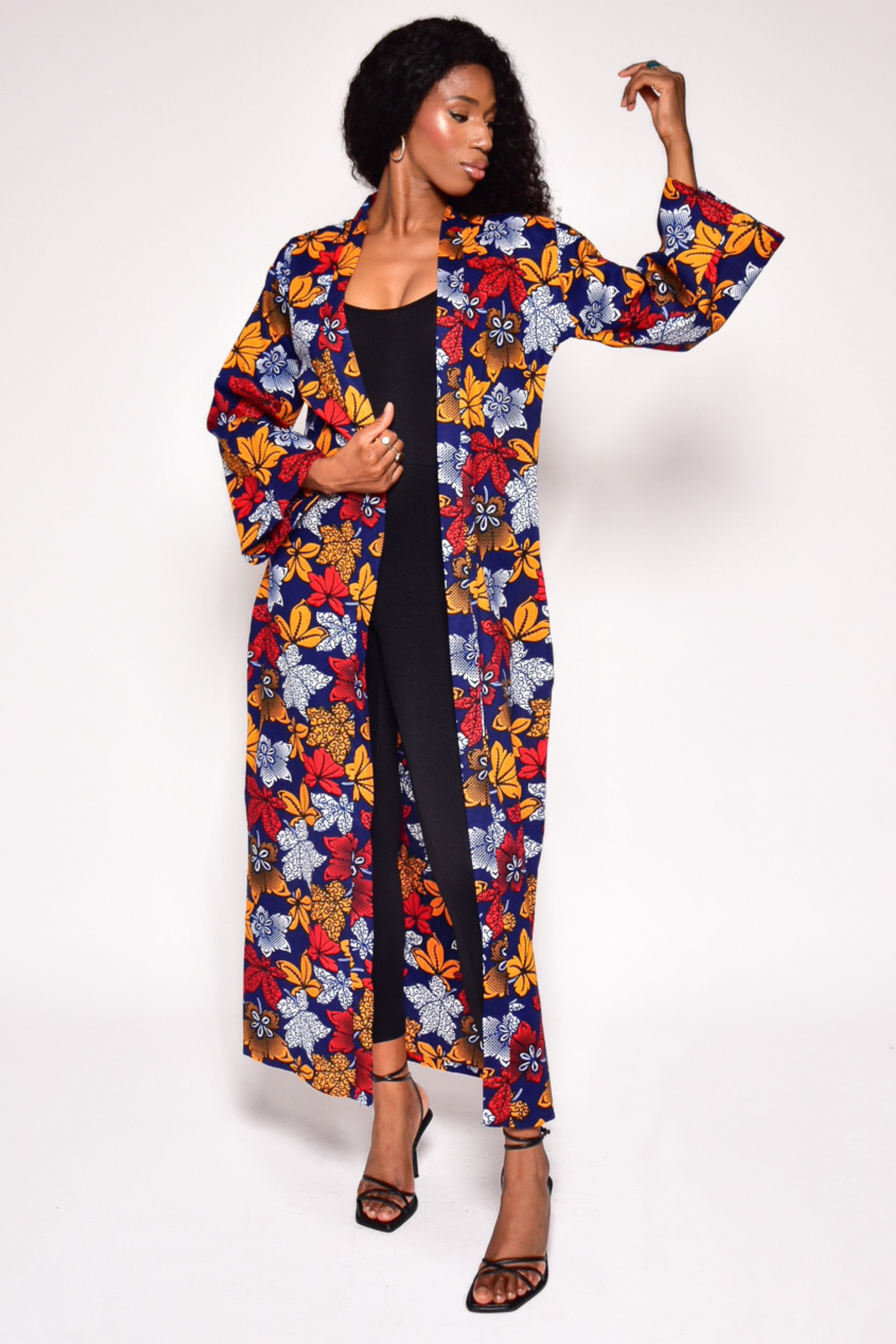 Long kimono JADE en wax à motif fleurs – vue de face, confection artisanale Makomie