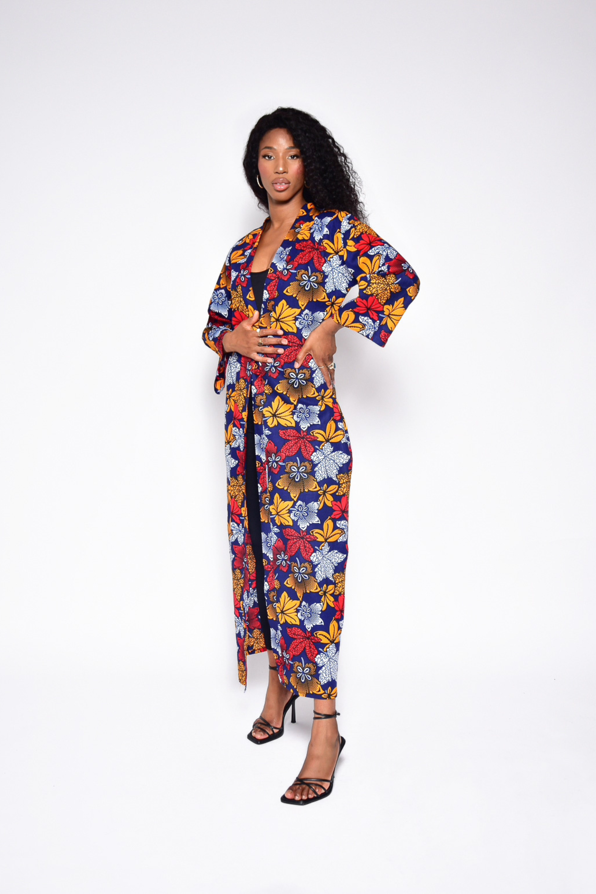 Long kimono JADE en wax à motif fleurs – vue de profil, kimono artisanal en coton