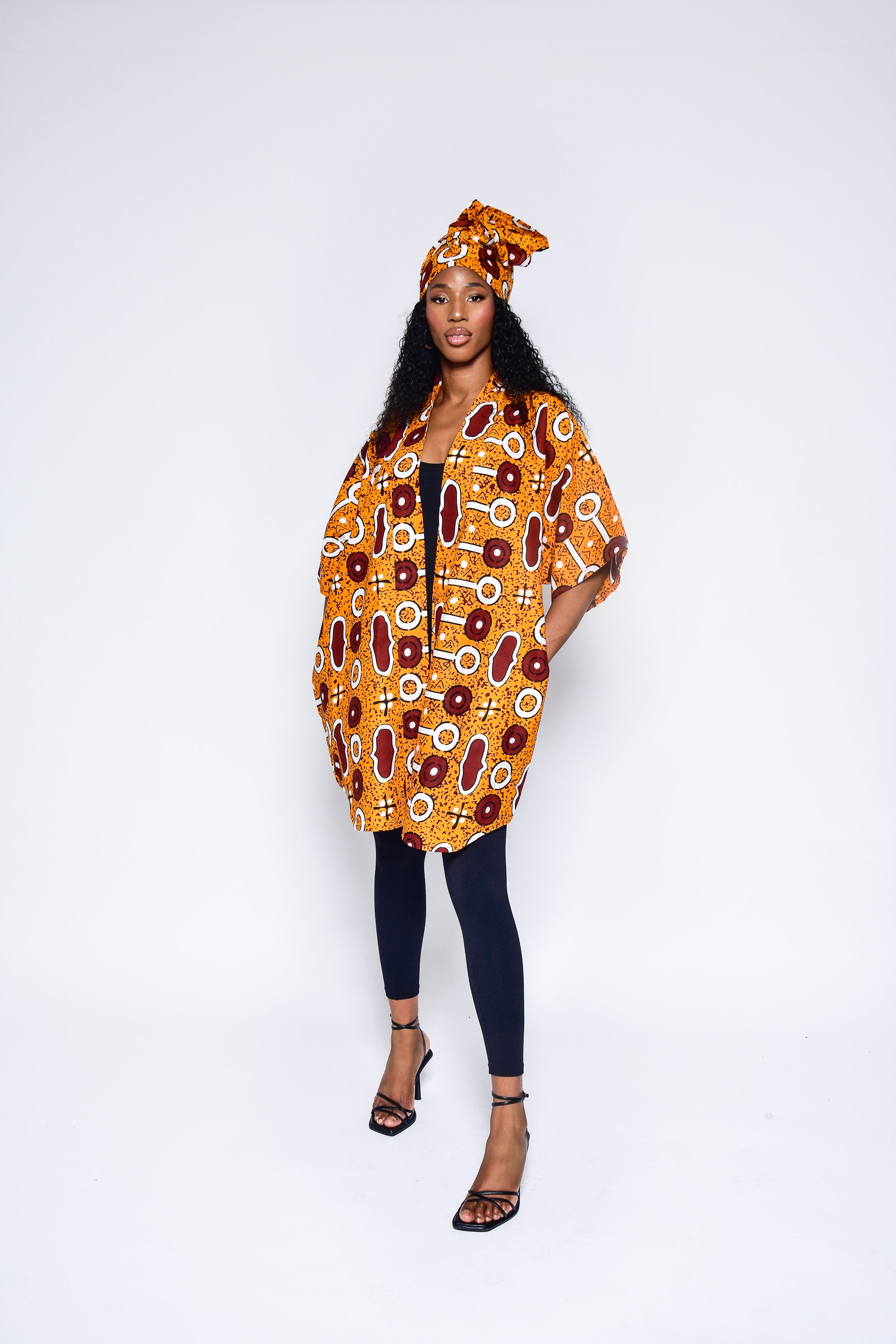 Kimono LOU en wax orange – vue de profil, kimono femme fait main