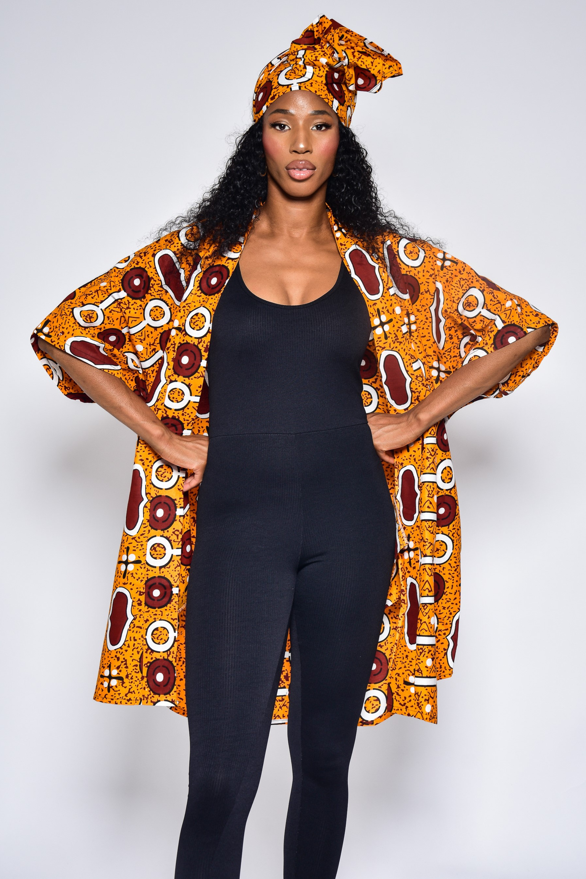 Kimono LOU en wax orange – vue de face, veste artisanale Makomie