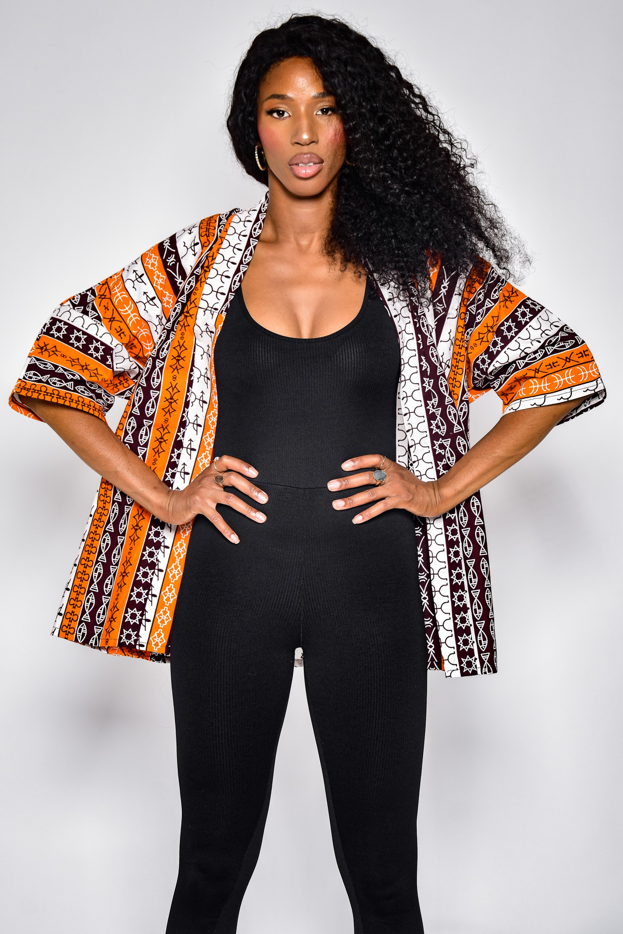 Kimono MIA en wax coloré – vue de face, veste artisanale Makomie