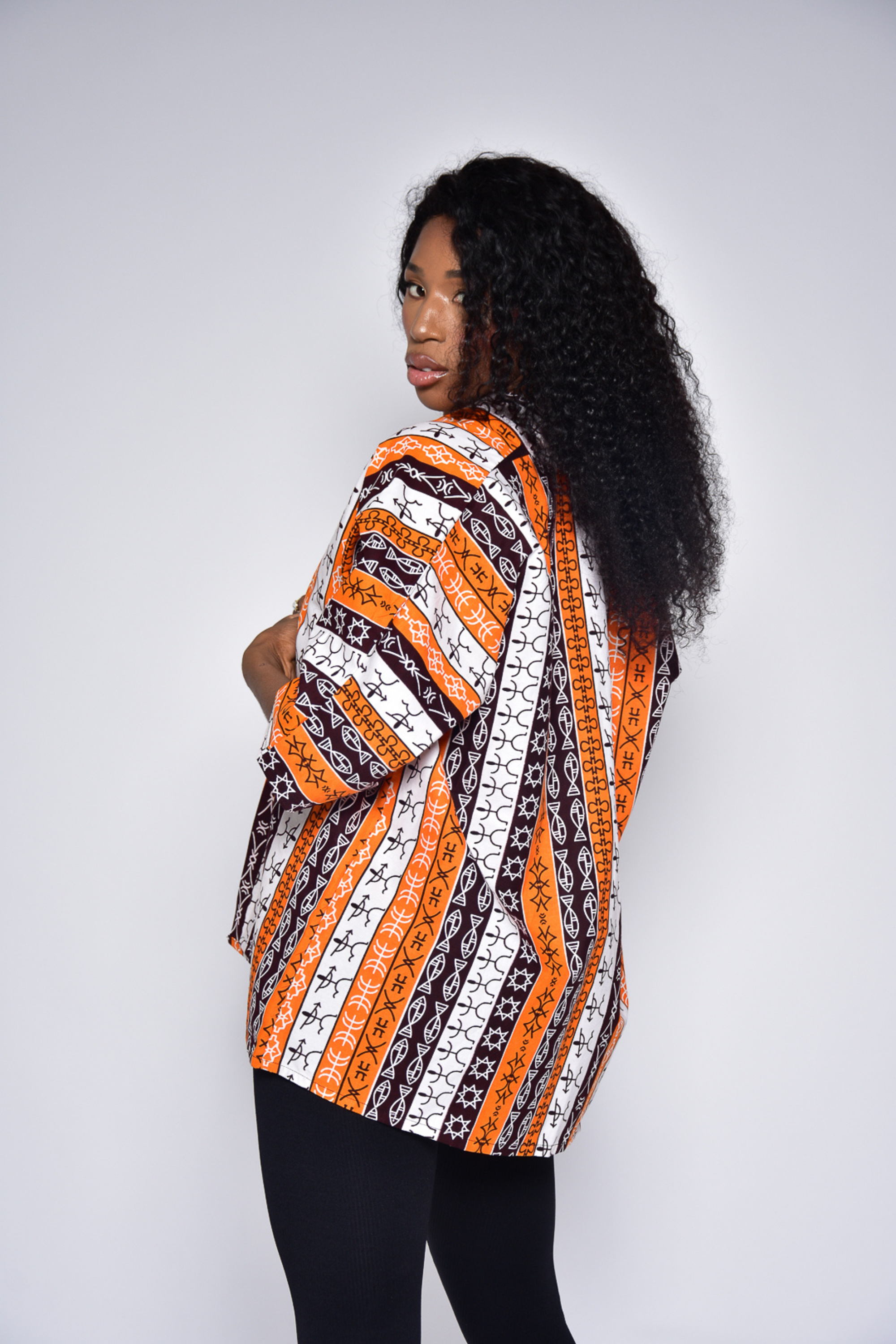 Kimono MIA en wax coloré – vue de profil, création artisanale Makomie