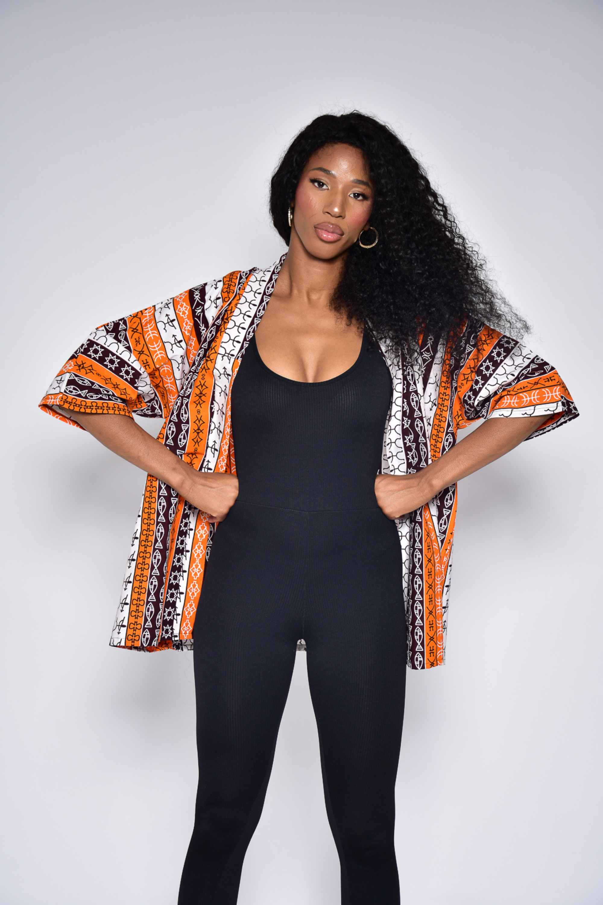 Kimono MIA en wax coloré – vue de face, veste artisanale Makomie