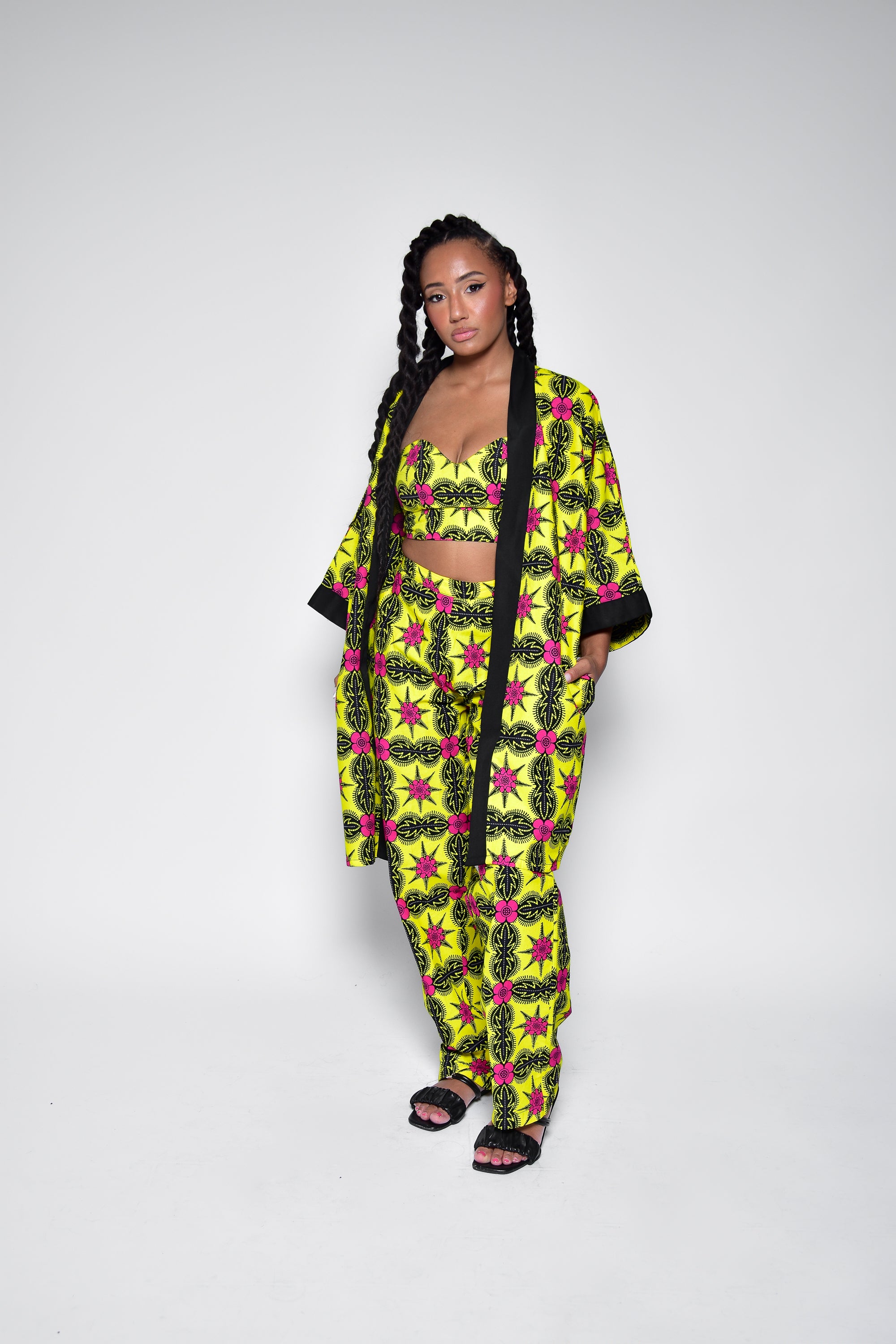 Kimono TIYA en wax imprimé africain – vue de face, veste mi-longue femme fait main Makomie