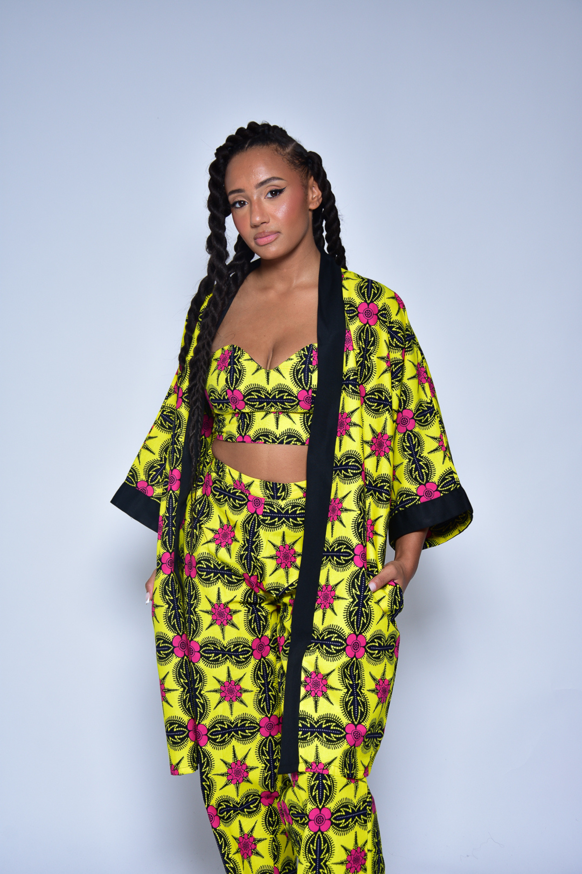 Kimono TIYA en wax imprimé africain – vue de face, veste mi-longue femme fait main Makomie