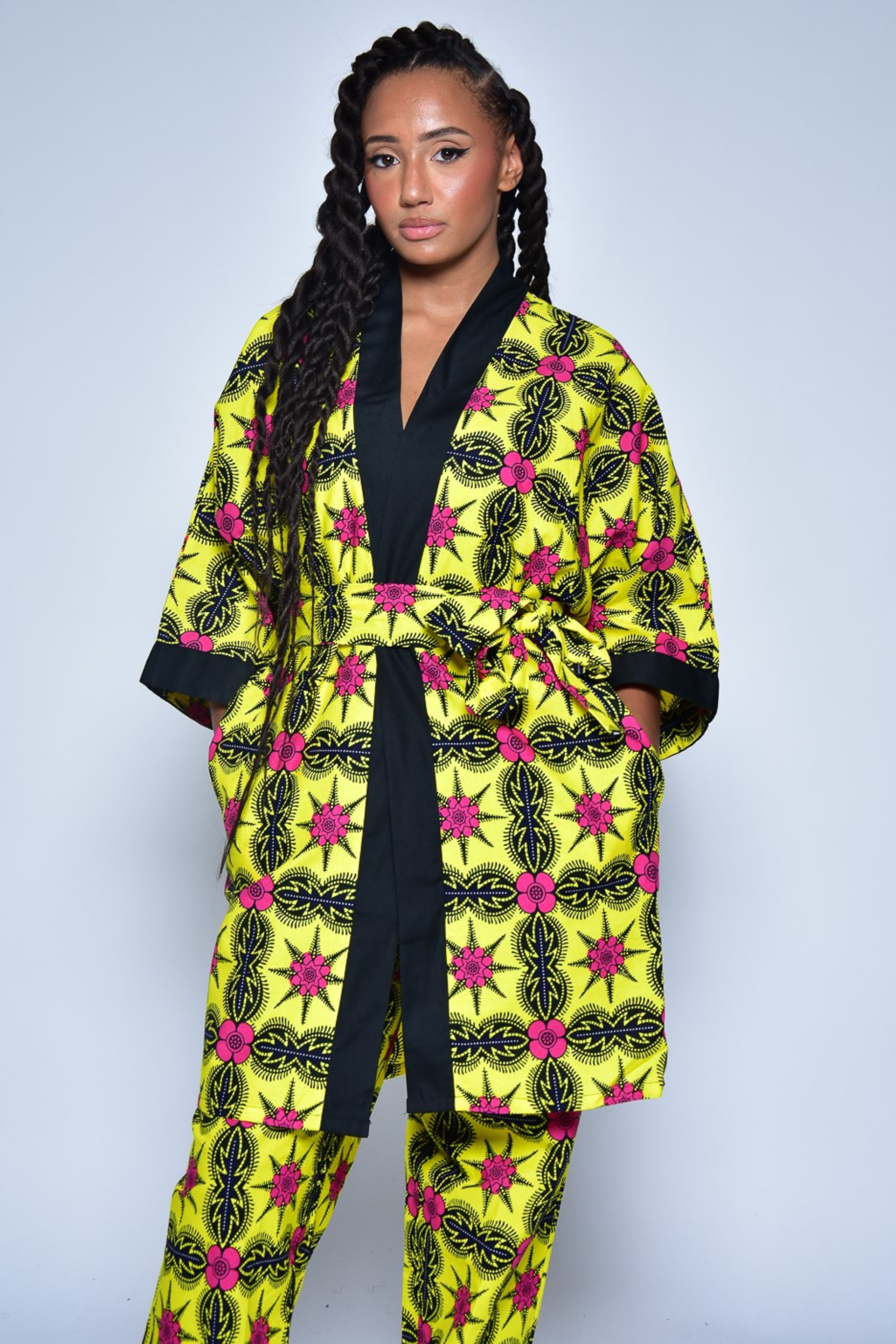 Kimono TIYA en wax imprimé africain – vue de face, veste mi-longue femme fait main Makomie