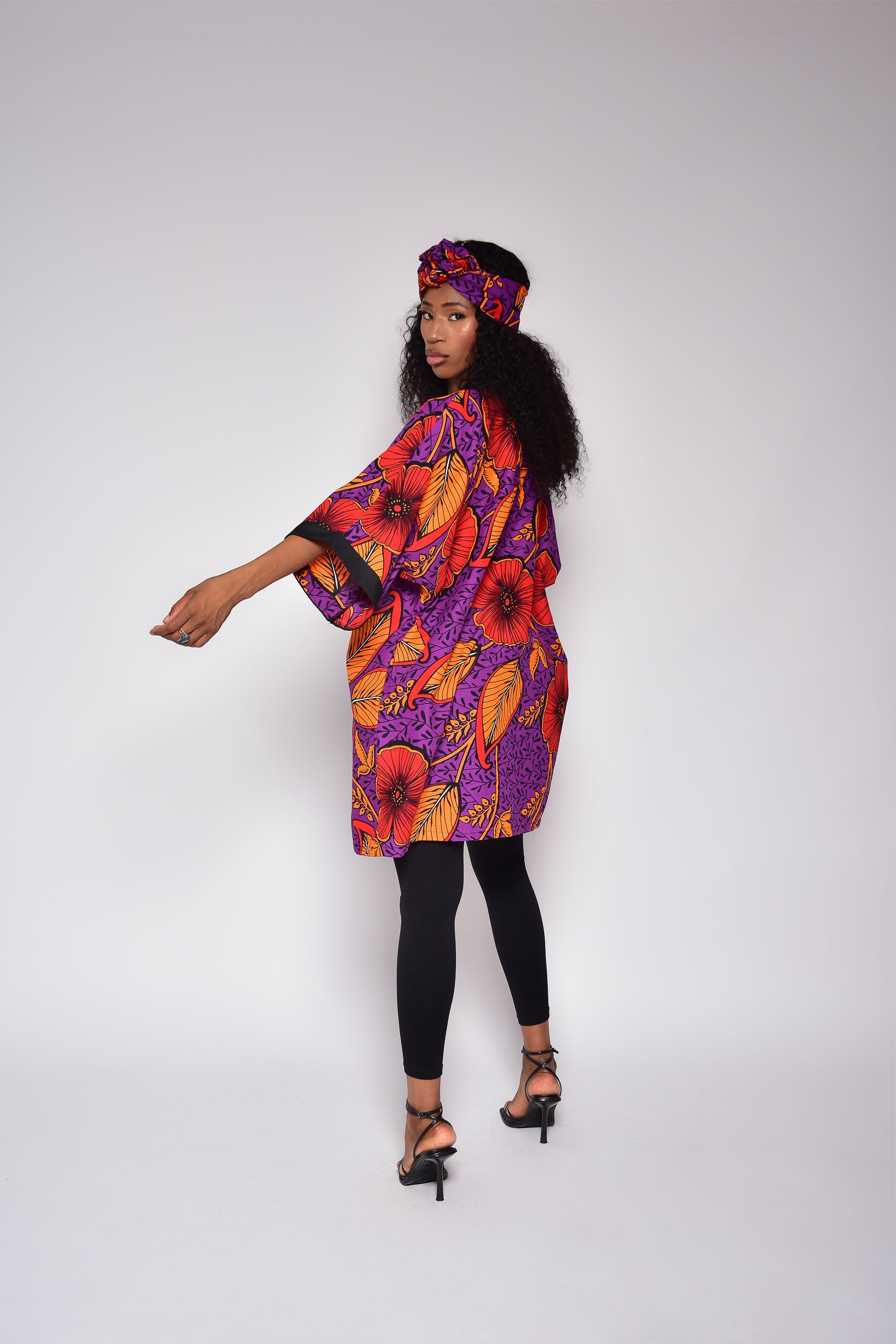 Kimono en wax à motif fleurs – vue de dos, vêtement africain fait main Makomie