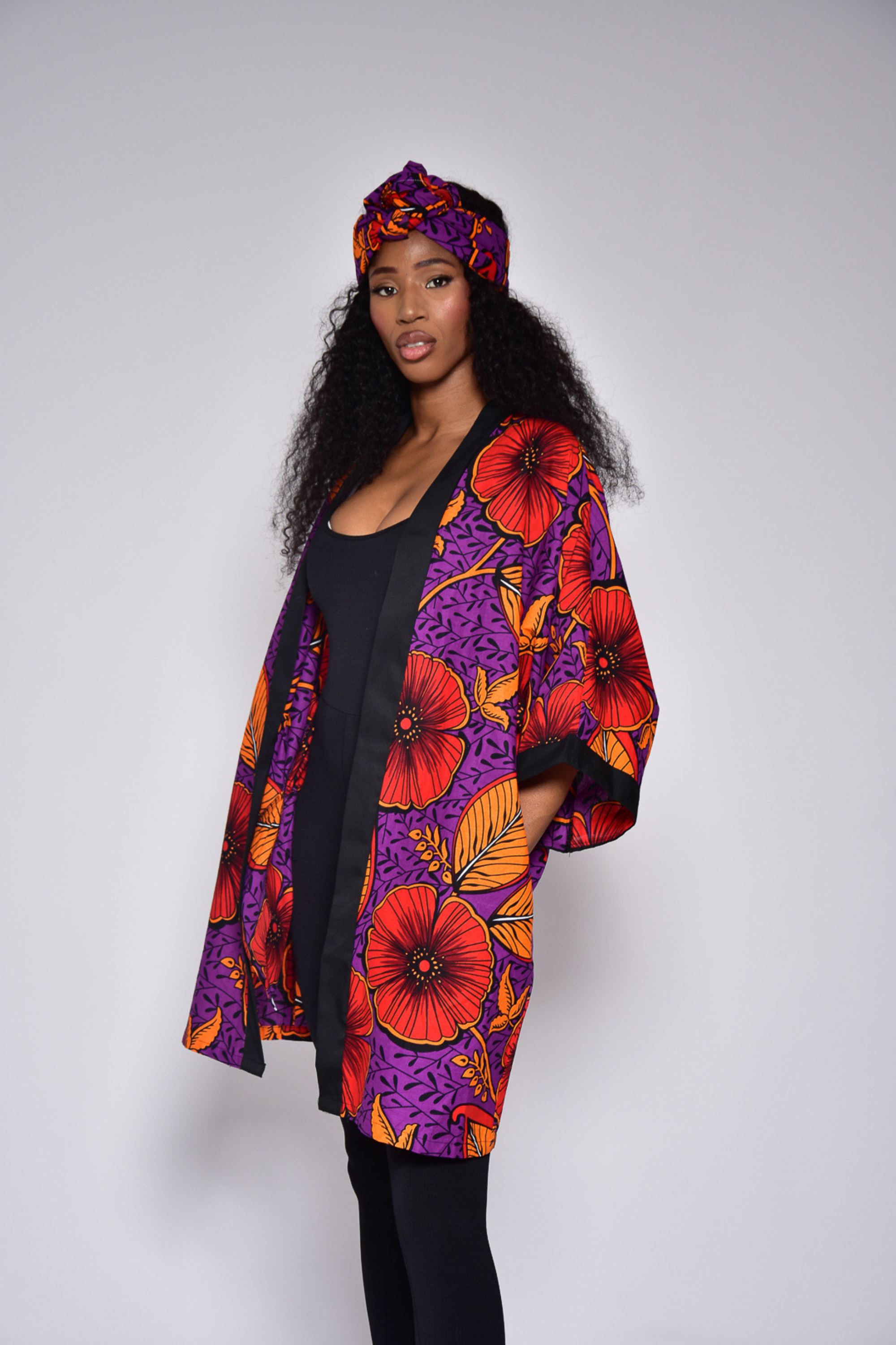 Kimono en wax à motif fleurs – vue de profil, confection artisanale Makomie