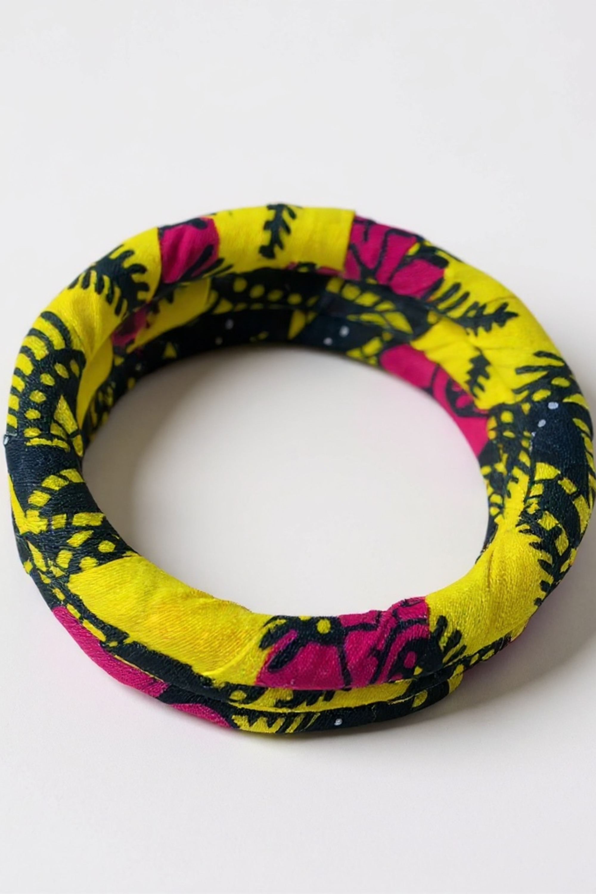 Lot de trois bracelets TIYA en tissu wax africain jaune et rose, présentés ensemble, accessoires de mode artisanaux